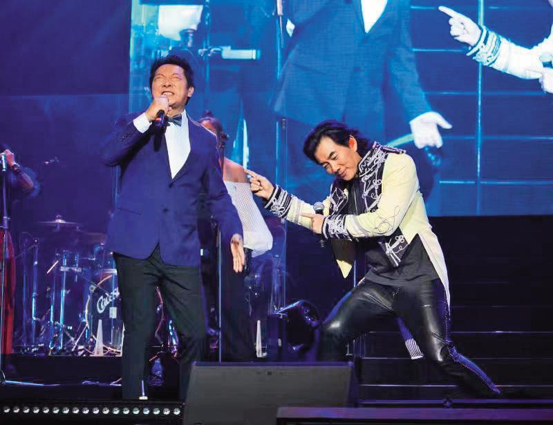 任賢齊(右)安排九孔(左)在自己的演唱會上擔任嘉賓,助他走出喪母之痛。(九孔提供)