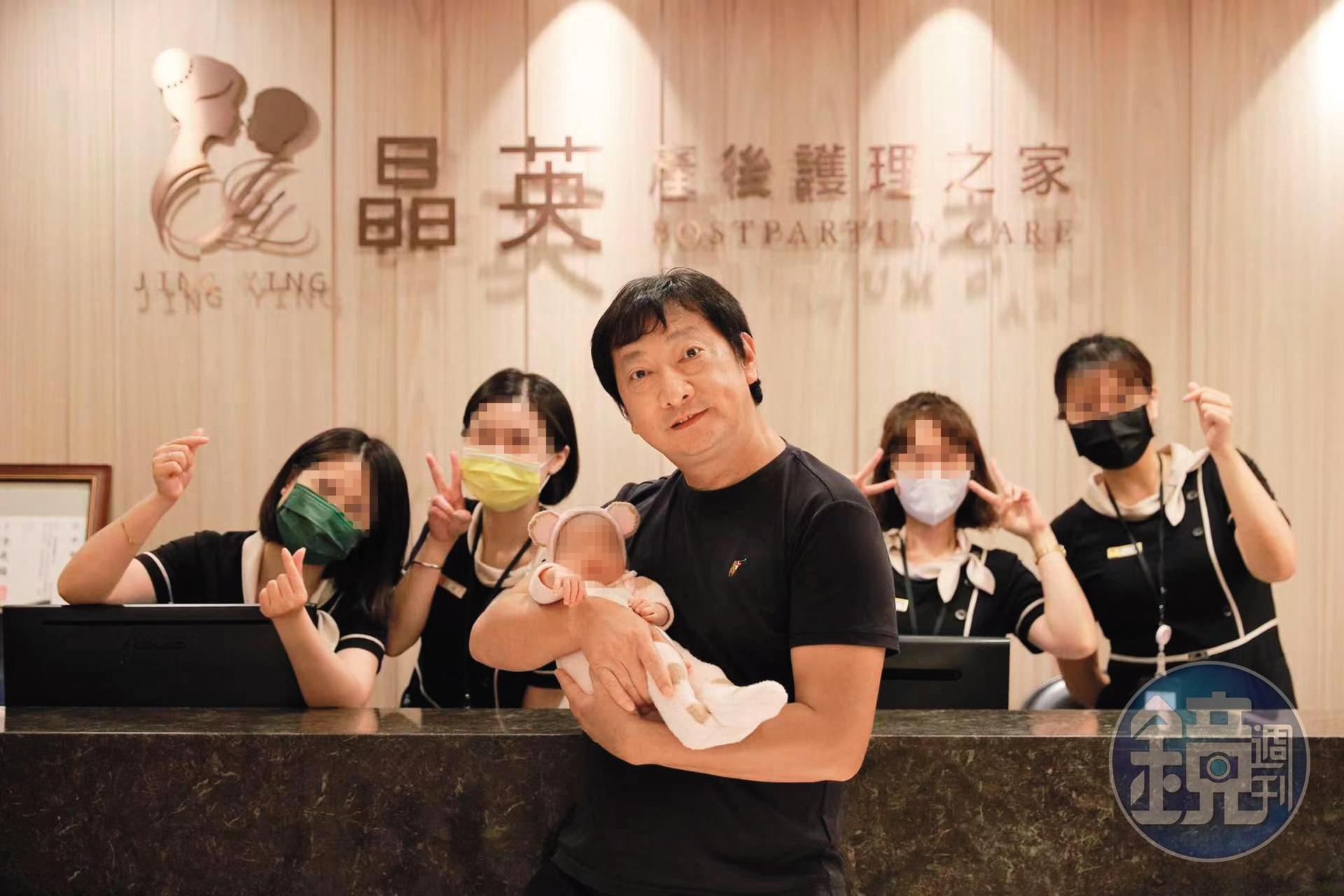 九孔在月子中心學習當新手奶爸。(九孔提供)