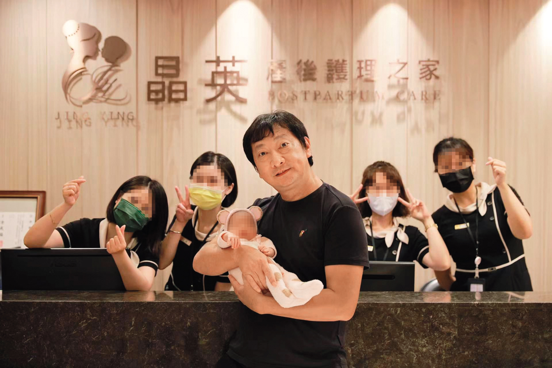 九孔在月子中心學習當新手奶爸。（九孔提供）