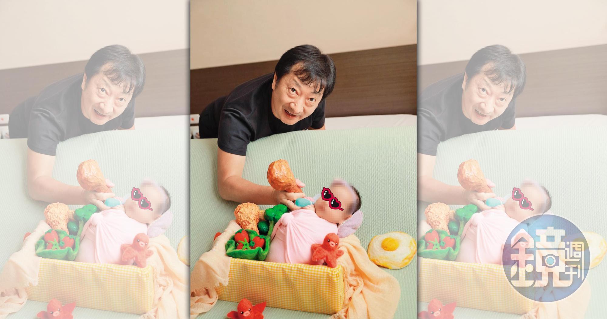 九孔剛當上爸爸,開心與女寶寶合影。(九孔提供)