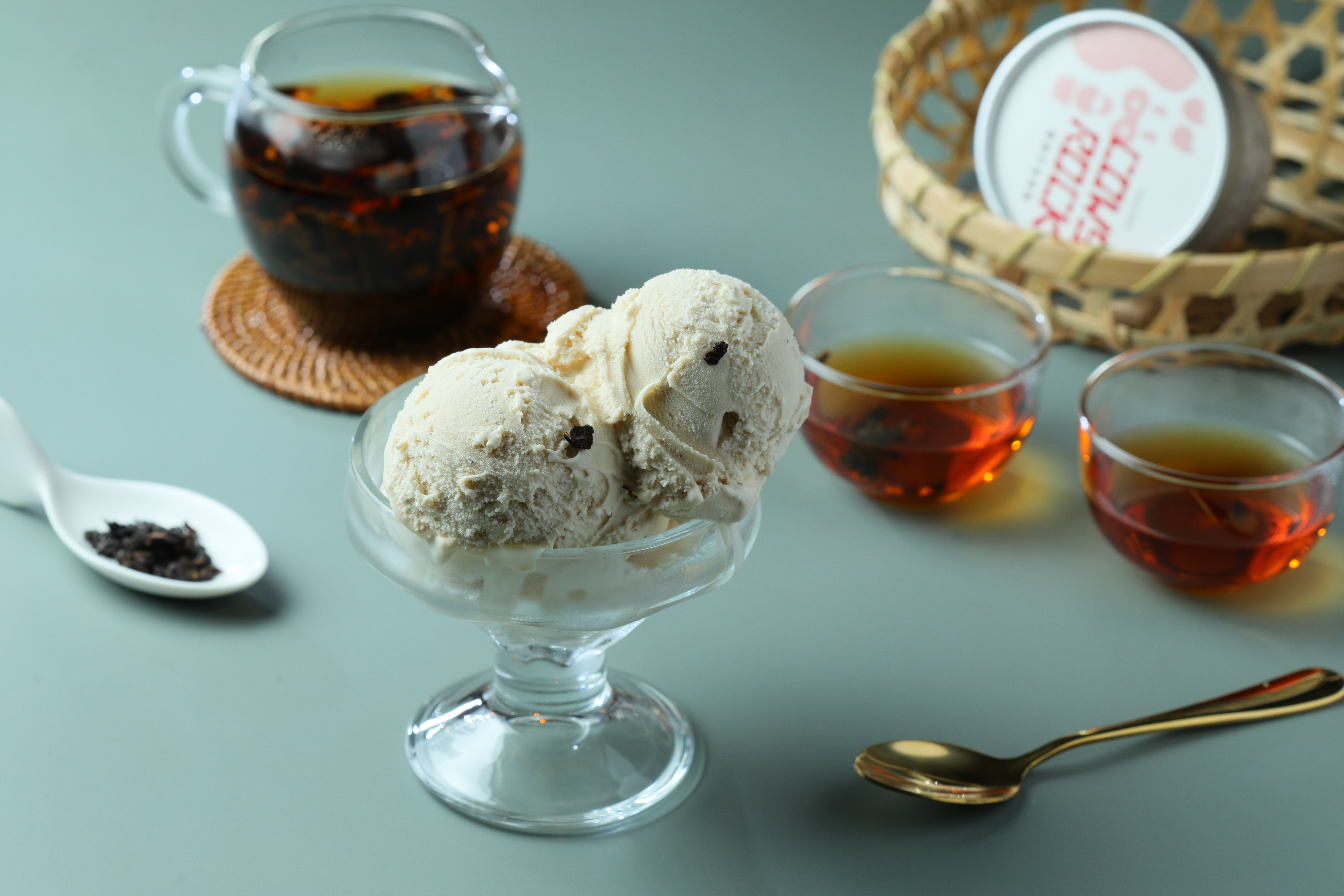 「白鷺紅茶」使用鮮奶熬煮大量未經烘乾的冷凍茶葉，帶有真實的喉韻和回甘。（100元／100ml，杯）