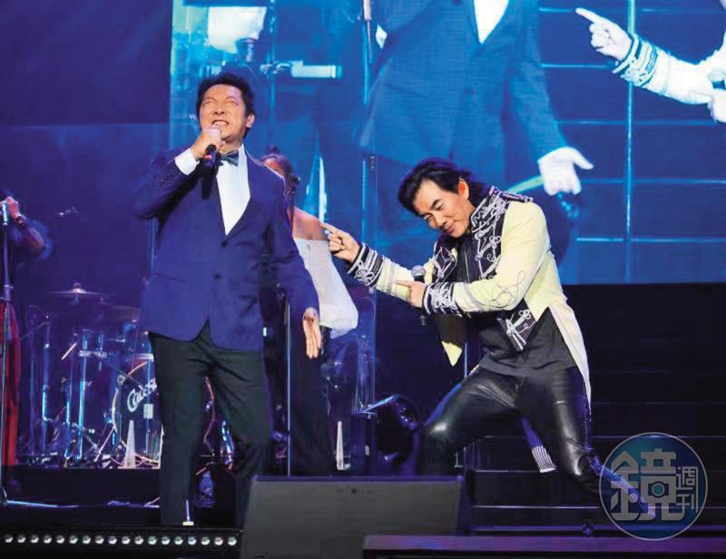 任賢齊（右）安排九孔（左）在自己的演唱會上擔任嘉賓，助他走出喪母之痛。（九孔提供）