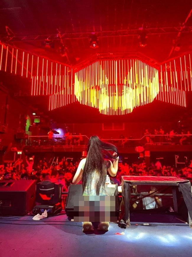 茶萌可在表演中脫序,被警方盯上。(翻自《Sanook》)