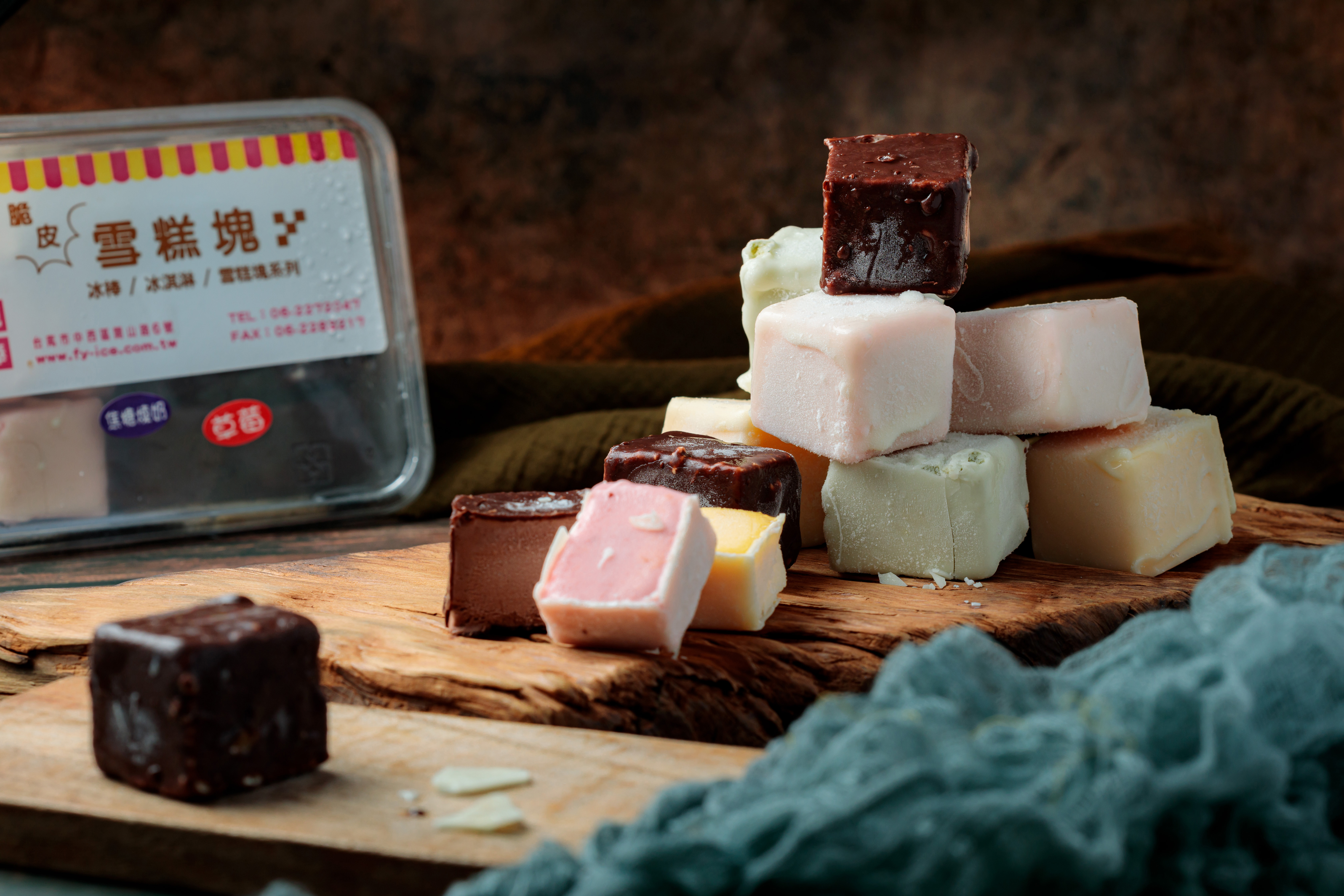 手切冰磚再裹上白巧克力的「脆皮雪糕塊」有多種口味混搭，一口一個，很適合當小零食。（160元／盒）