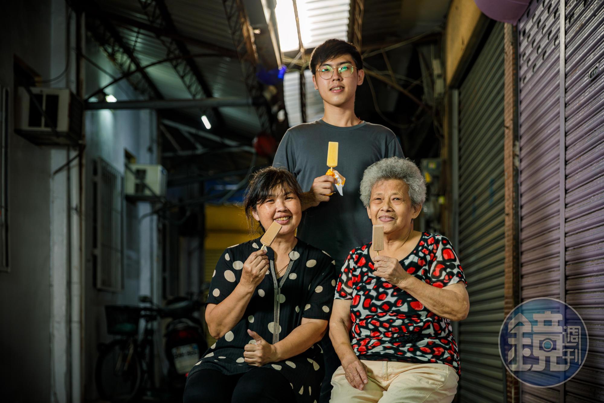第三代老闆蔡欽偉(後)和媽媽謝秋燕(前左)、祖母蔡吳美麗(前右)三代同堂,守住老味道。