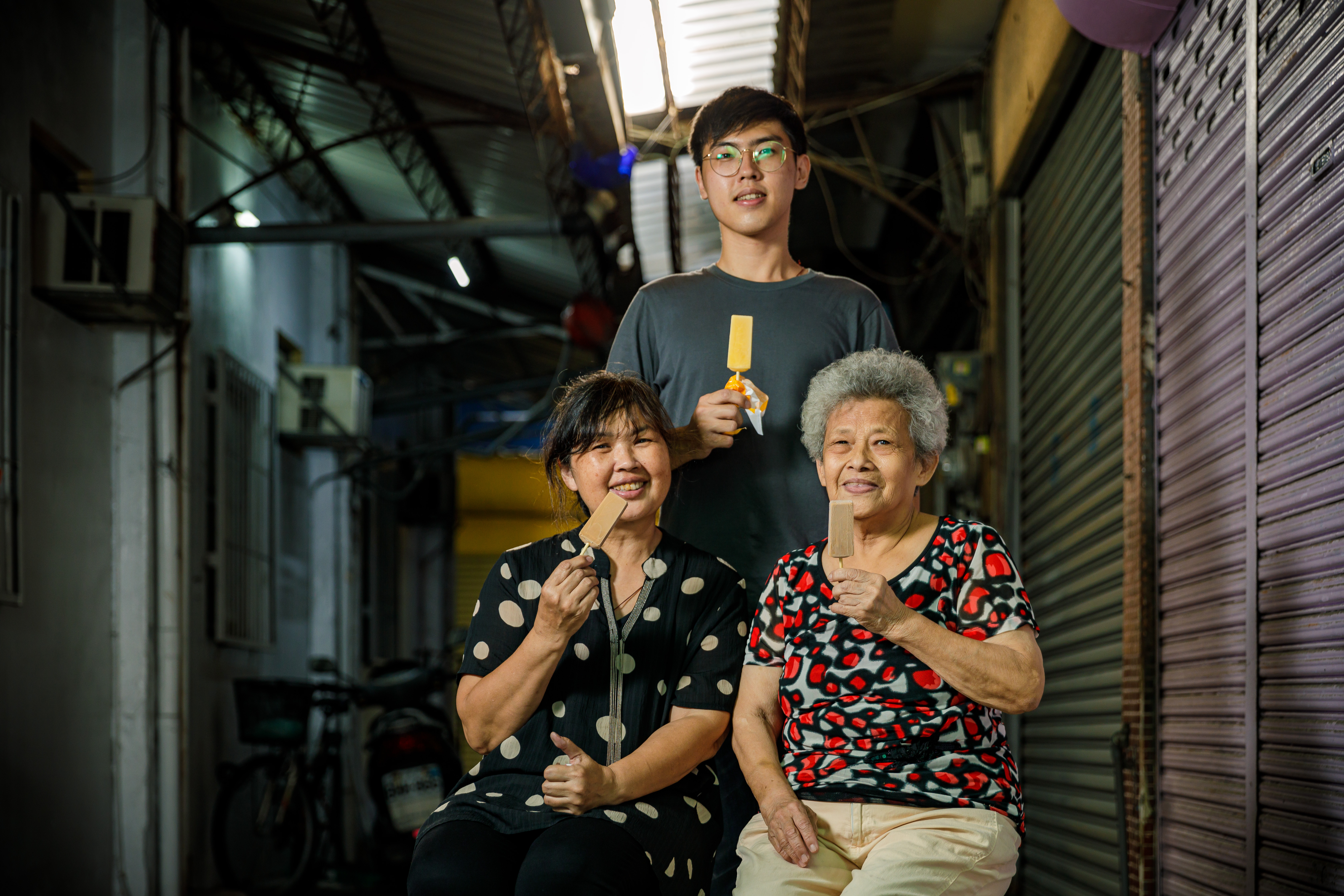 第三代老闆蔡欽偉（後）和媽媽謝秋燕（前左）、祖母蔡吳美麗（前右）三代同堂，守住老味道。