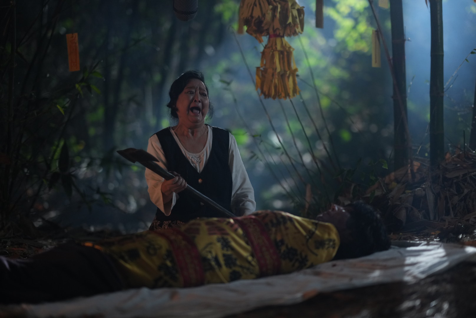 沛小嵐要砍下渾身包滿經文、楊謹華所飾屍體的頭。演這場戲時大家都很緊張。（采昌、馬棋朵提供）