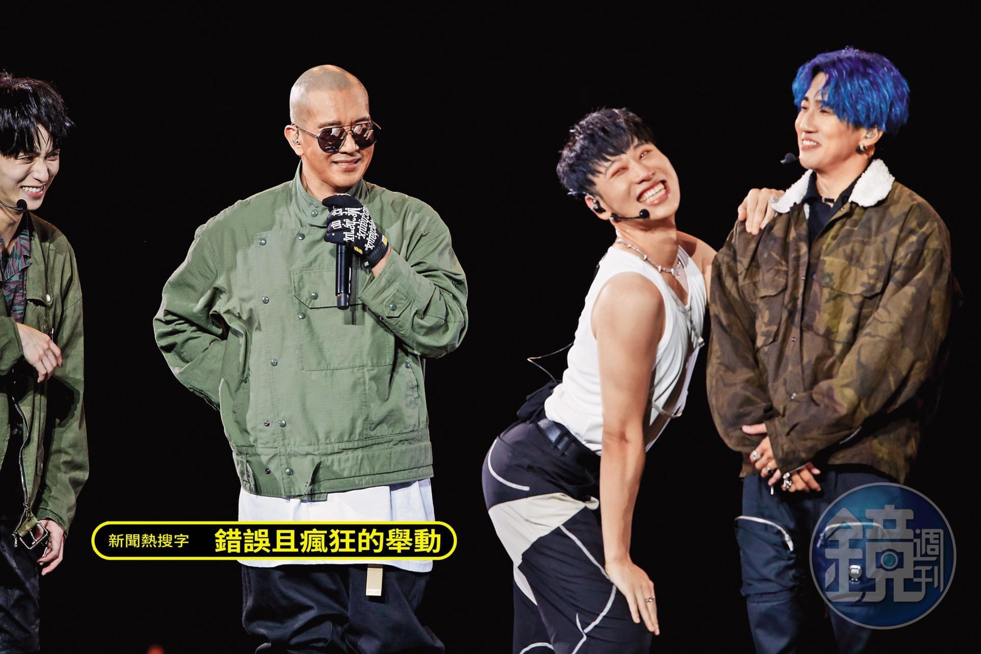 小賴(中)搭著婁峻碩(右)的肩,笑稱為具俊曄(左)練出S曲線,我硬了…拳頭硬了!(捲袖子)