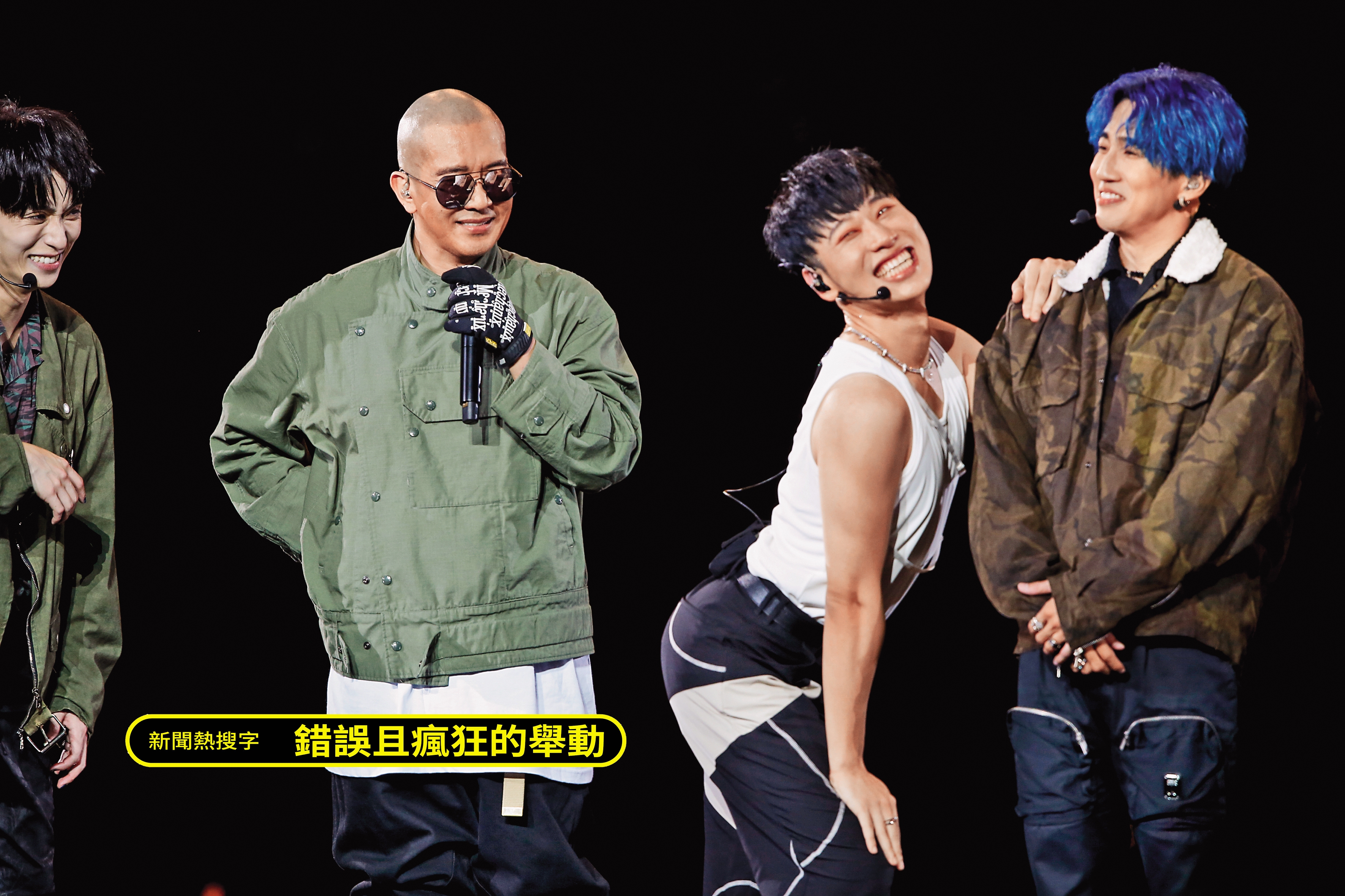 小賴（中）搭著婁峻碩（右）的肩，笑稱為具俊曄（左）練出S曲線，我硬了…拳頭硬了！（捲袖子）