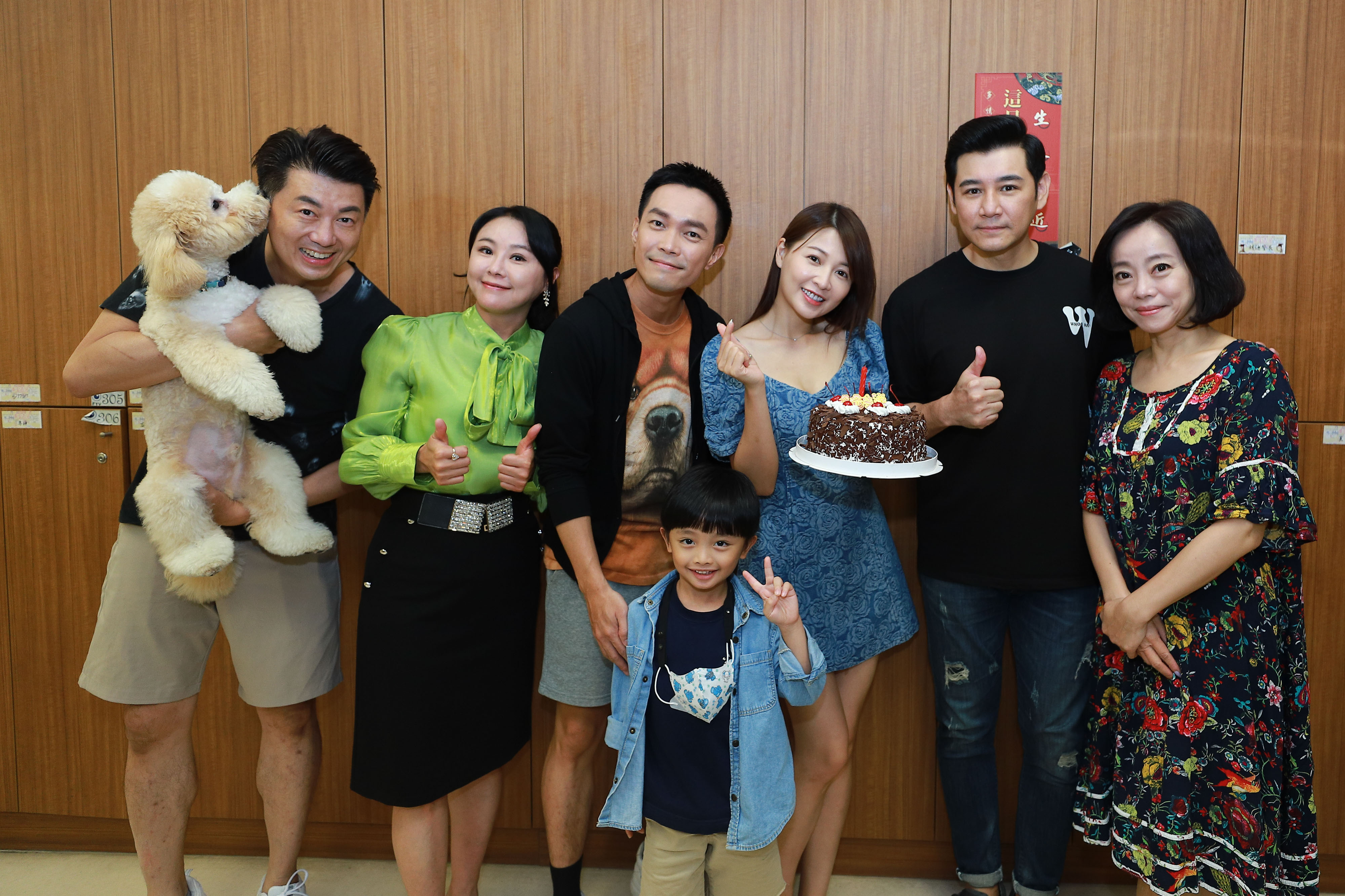 《黃金歲月》左起吳皓昇、陳妍安、許仁杰、臣臣、謝京穎、陳熙鋒、范瑞君開心一起慶祝父親節。（民視提供）