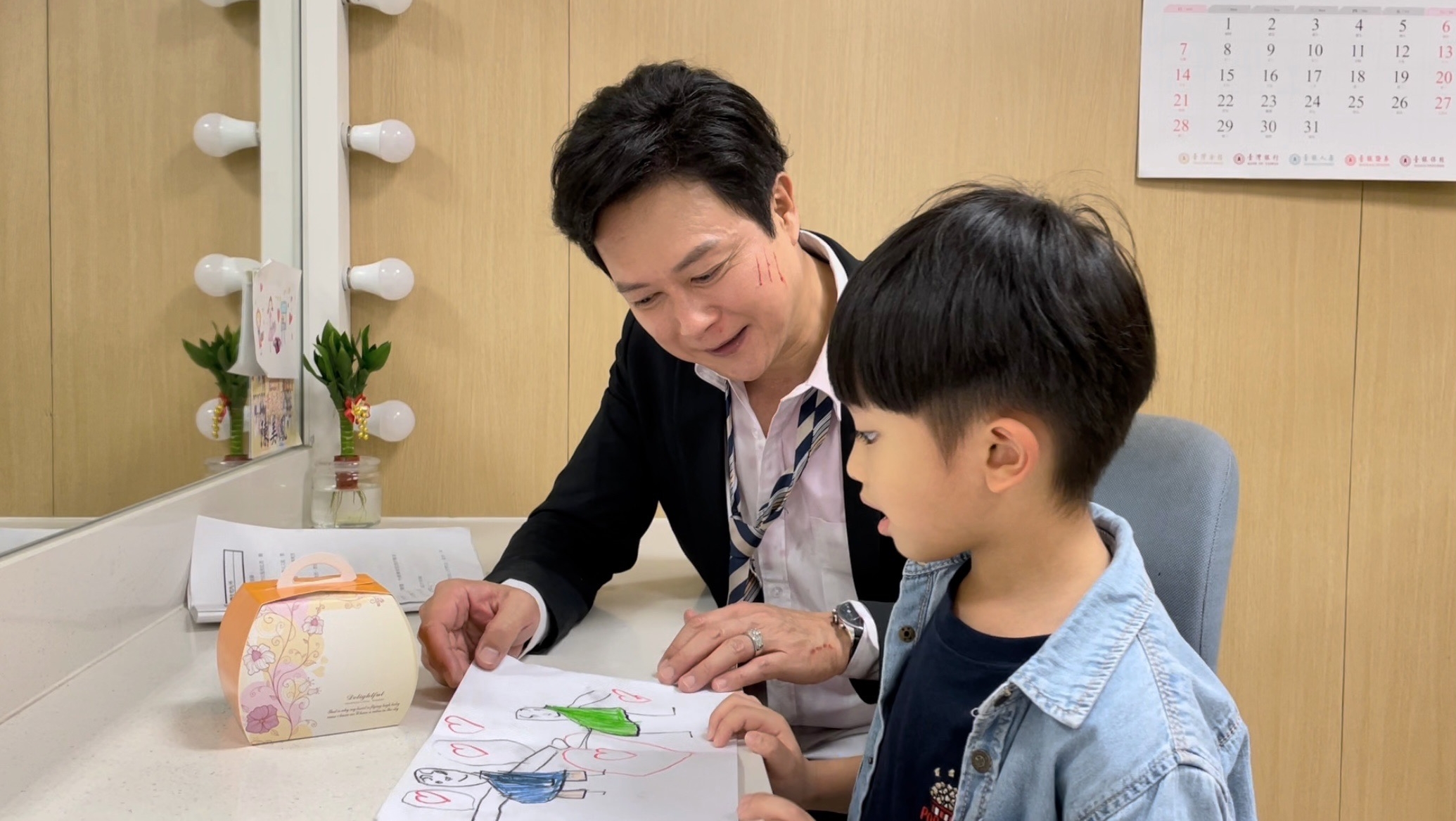 《黃金歲月》童星臣臣準備字畫像和蛋糕要給劇中爸爸王燦。（民視提供）
