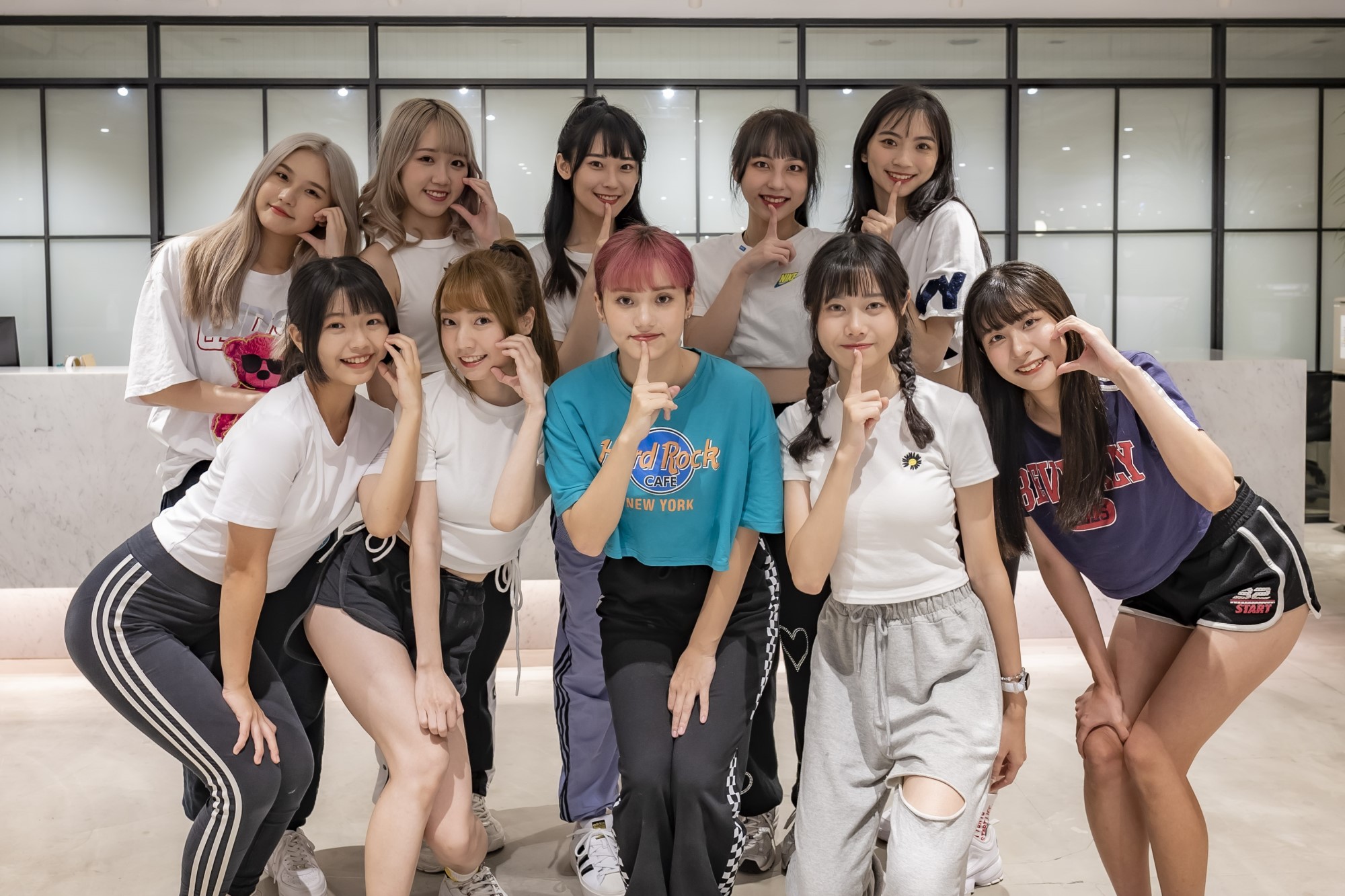 浪LIVE大玩直播健身，邀請人氣偶像女團AKB48 Team TP挑戰「浪你動起來」減脂大PK企劃。（後排由左至右：李孟純、李佳俐、劉語晴、林易沄、袁子筑；前排由左至右：王逸嘉、潘姿怡、柏靈、蔡亞恩、宮田留佳）