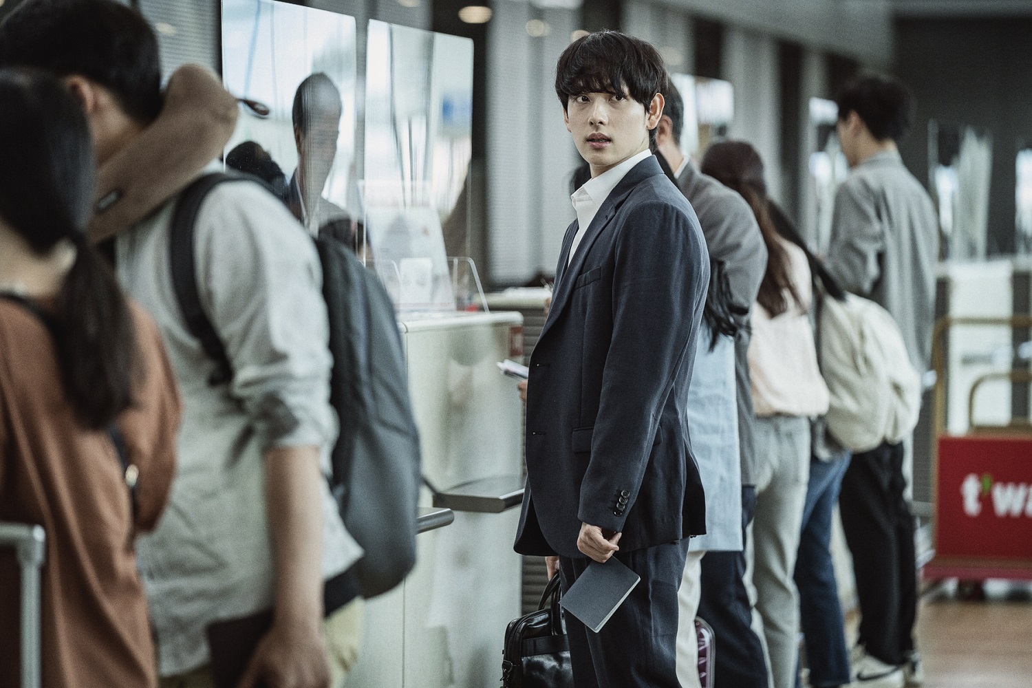 任時完在新片《緊急迫降》中飾演行為舉止詭異的班機旅客。(車庫娛樂提供)