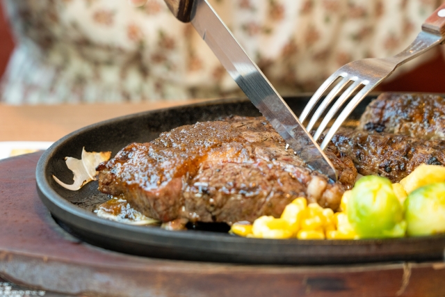 王男跑到牛排館借廁所，卻因店員告知「只能讓內用顧客使用」，氣得罵髒話並踹壞電動門。（示意圖 photo-ac）