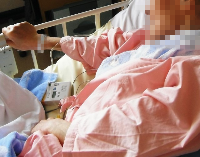 老翁因不捨腦麻女兒長期臥床，便拿棉被將她悶死。（示意圖 photo-ac）