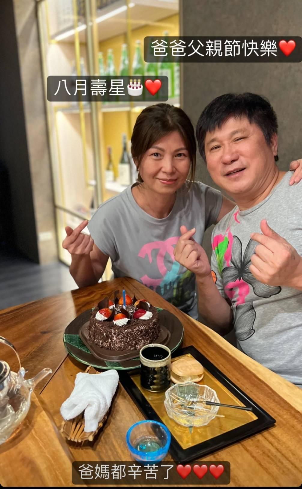胡瓜和秀秀穿著同是灰色系的情侶上衣,氣氛融洽。(翻攝自胡釋安IG)