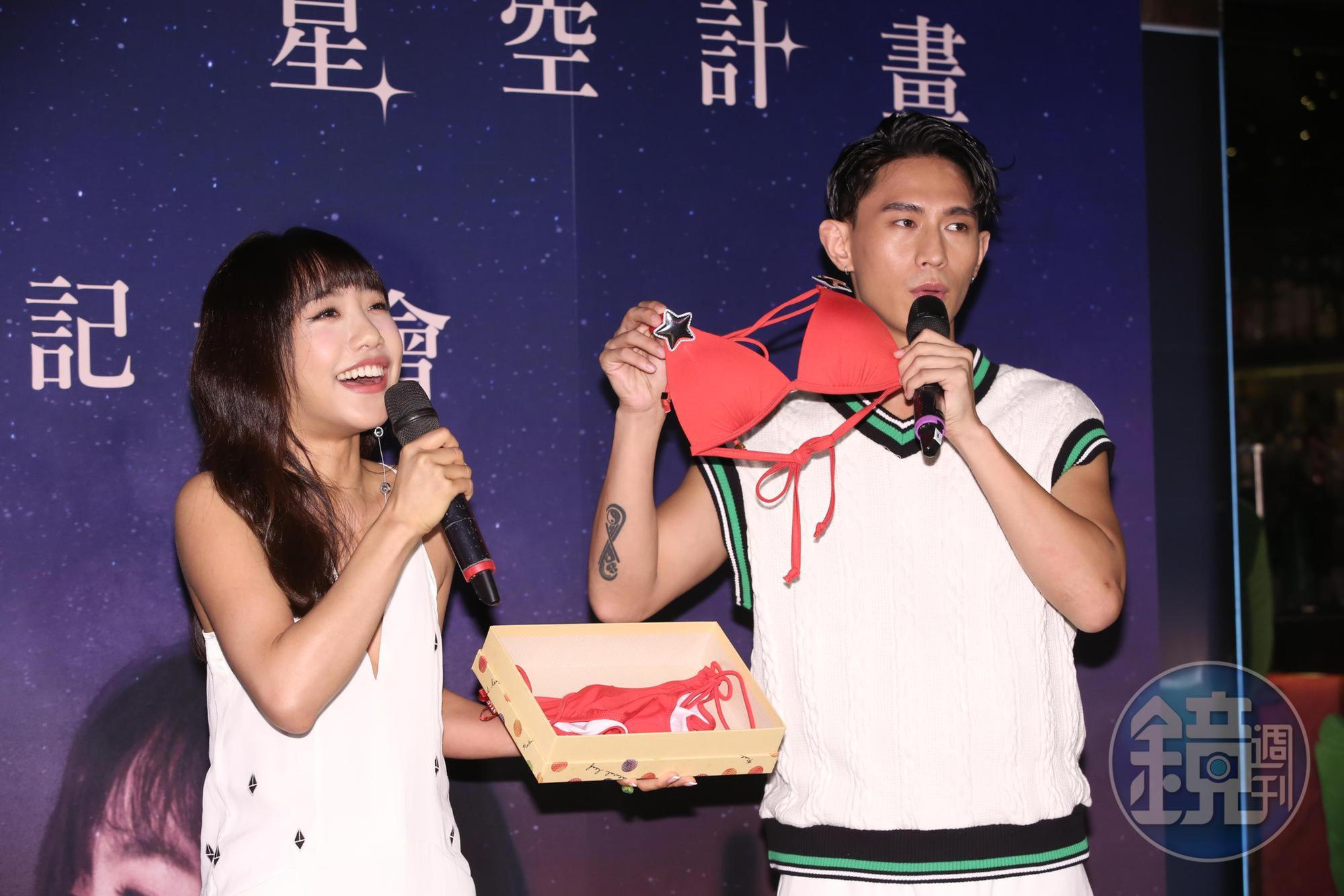 師弟柏霖送上紅色比基尼,希望蔡佩軒的新作品能紅紅火火。