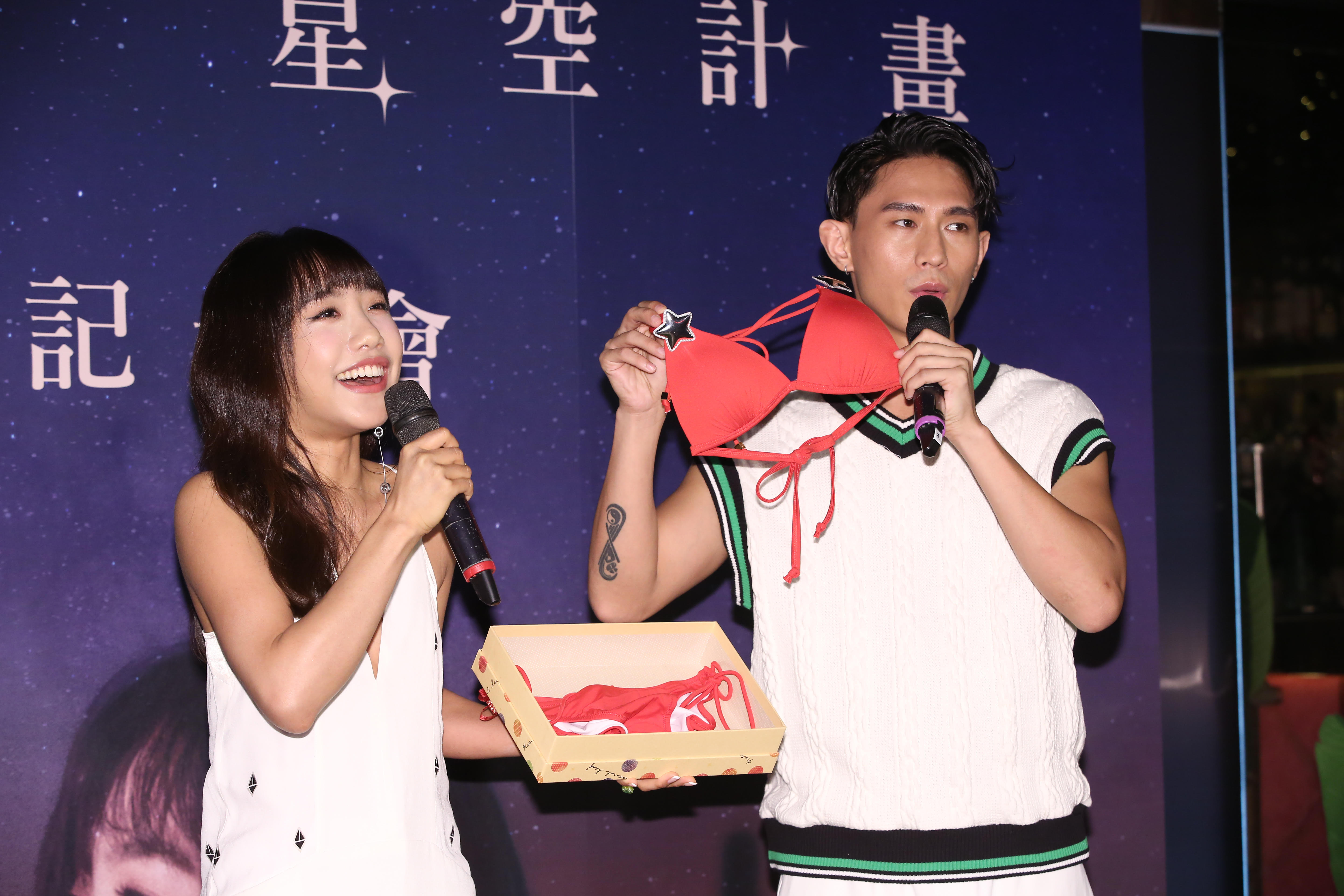 師弟柏霖送上紅色比基尼，希望蔡佩軒的新作品能紅紅火火。