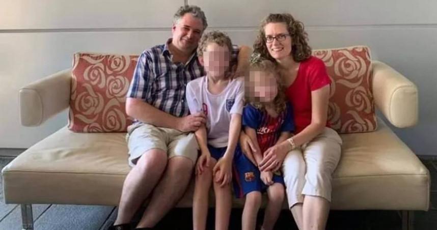 人妻在搭機途中突然死亡,一家人悲痛伴屍8小時。(翻攝自募款網站GoFundMe)