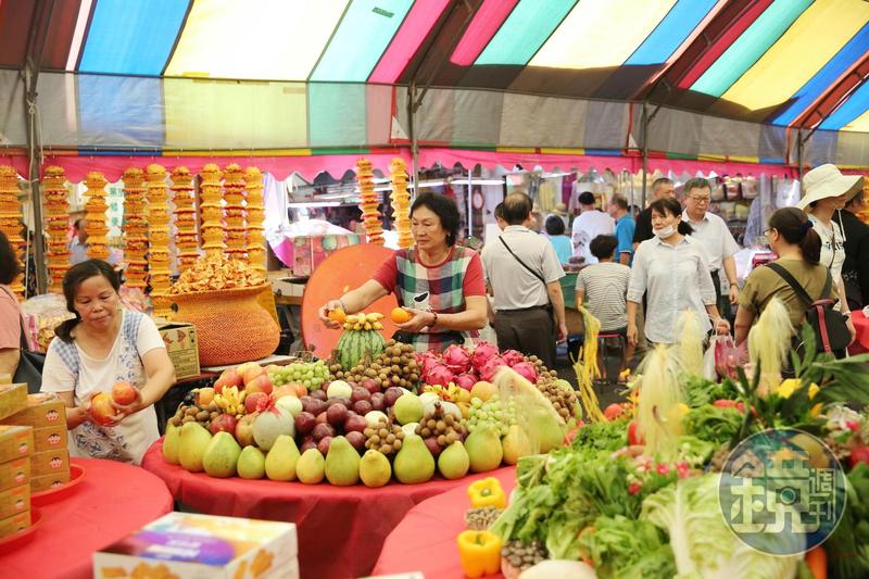 中元節將至，傳統習俗上民眾會拿「三牲四果」祭拜好兄弟。（示意圖，本刊資料照）