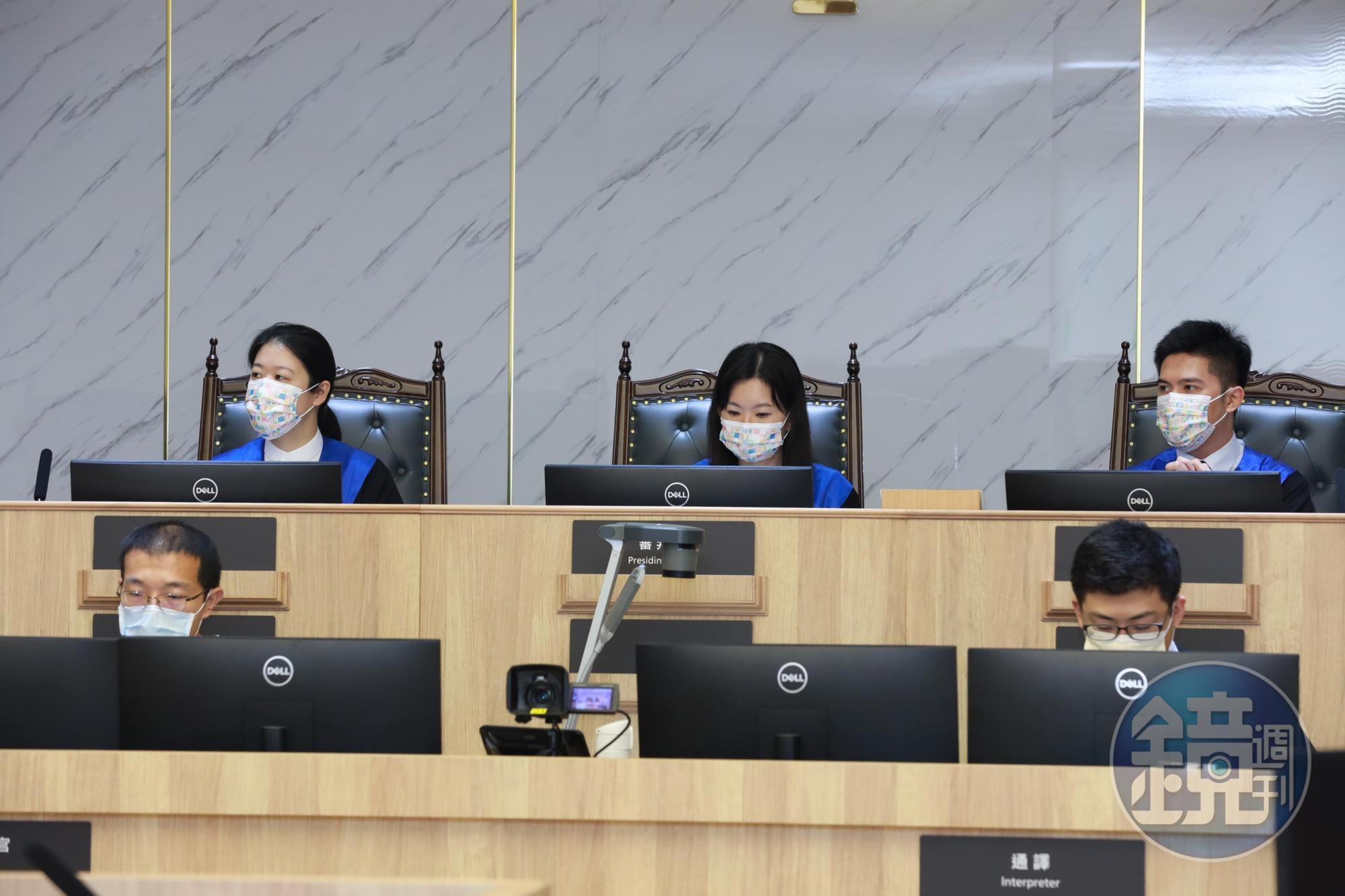 台北地院國民法官專用法庭啟用,由法官唐玥(左起)、庭長黃怡菁、陳冠中模擬合議審理外國人在台犯罪案件。