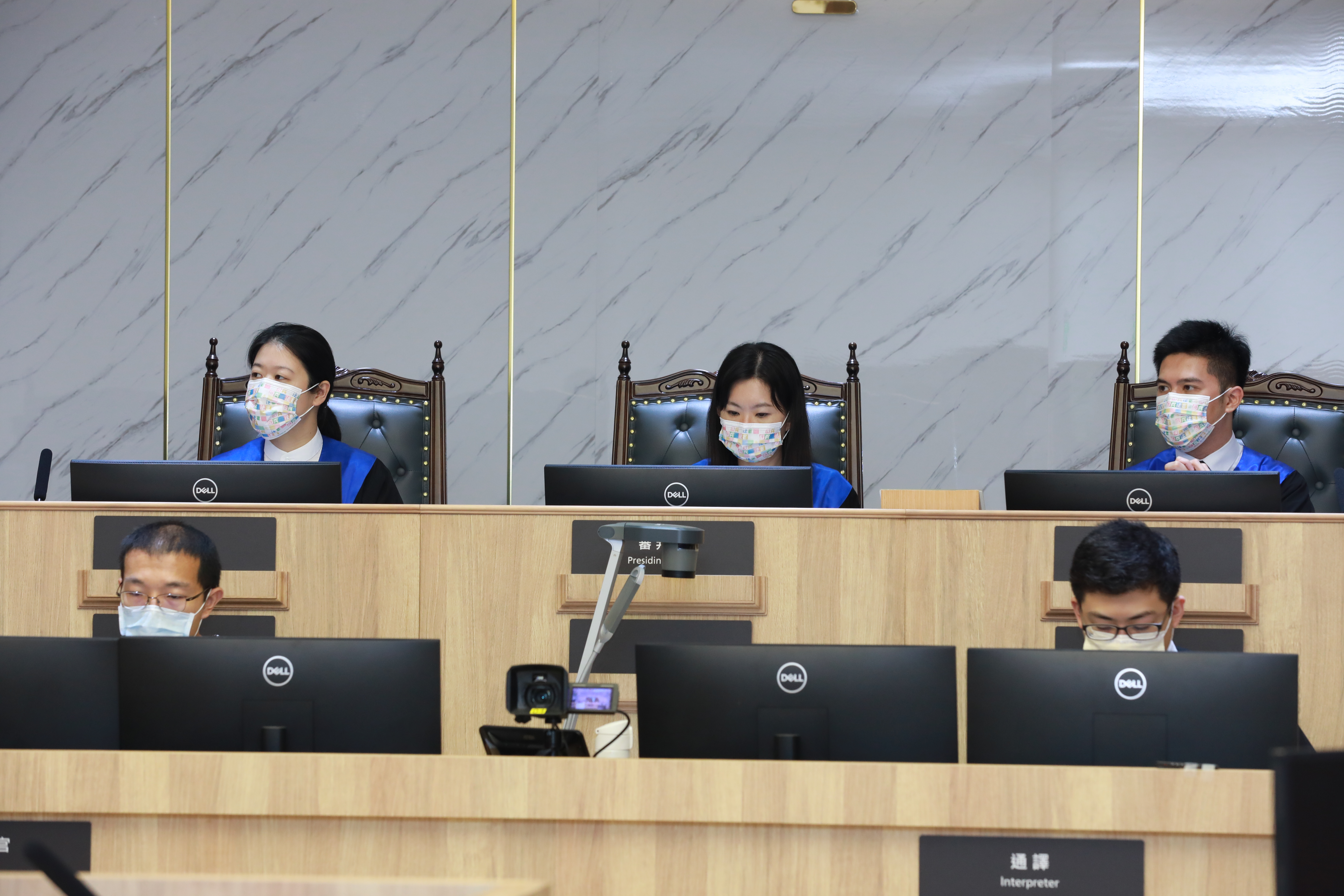 台北地院國民法官專用法庭啟用,由法官唐玥(左起)、庭長黃怡菁、陳冠中模擬合議審理外國人在台犯罪案件。