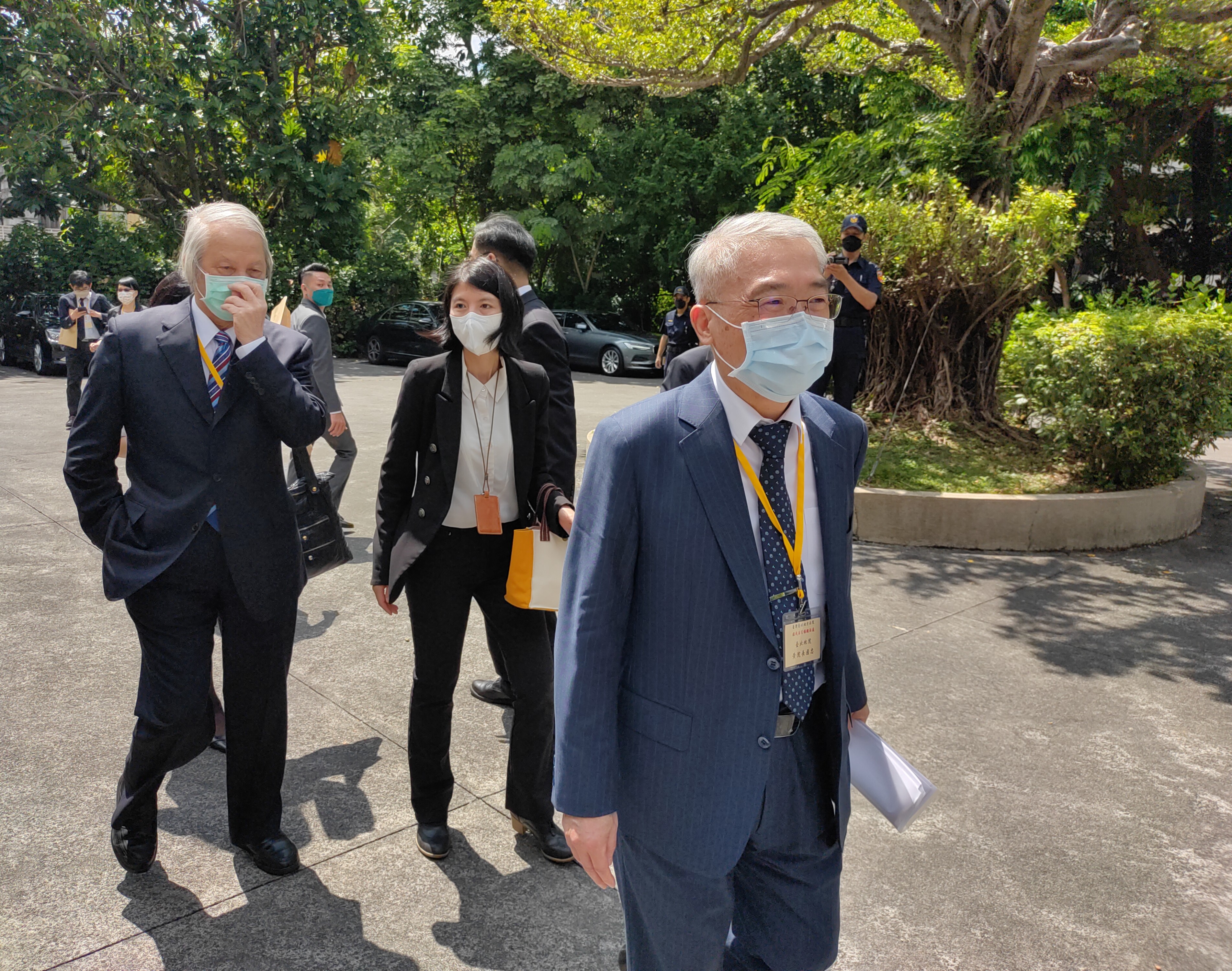 台北地院院長黃國忠(右)引導司法院前院長賴浩敏(左)參觀國民法庭旁的古蹟至德堂。