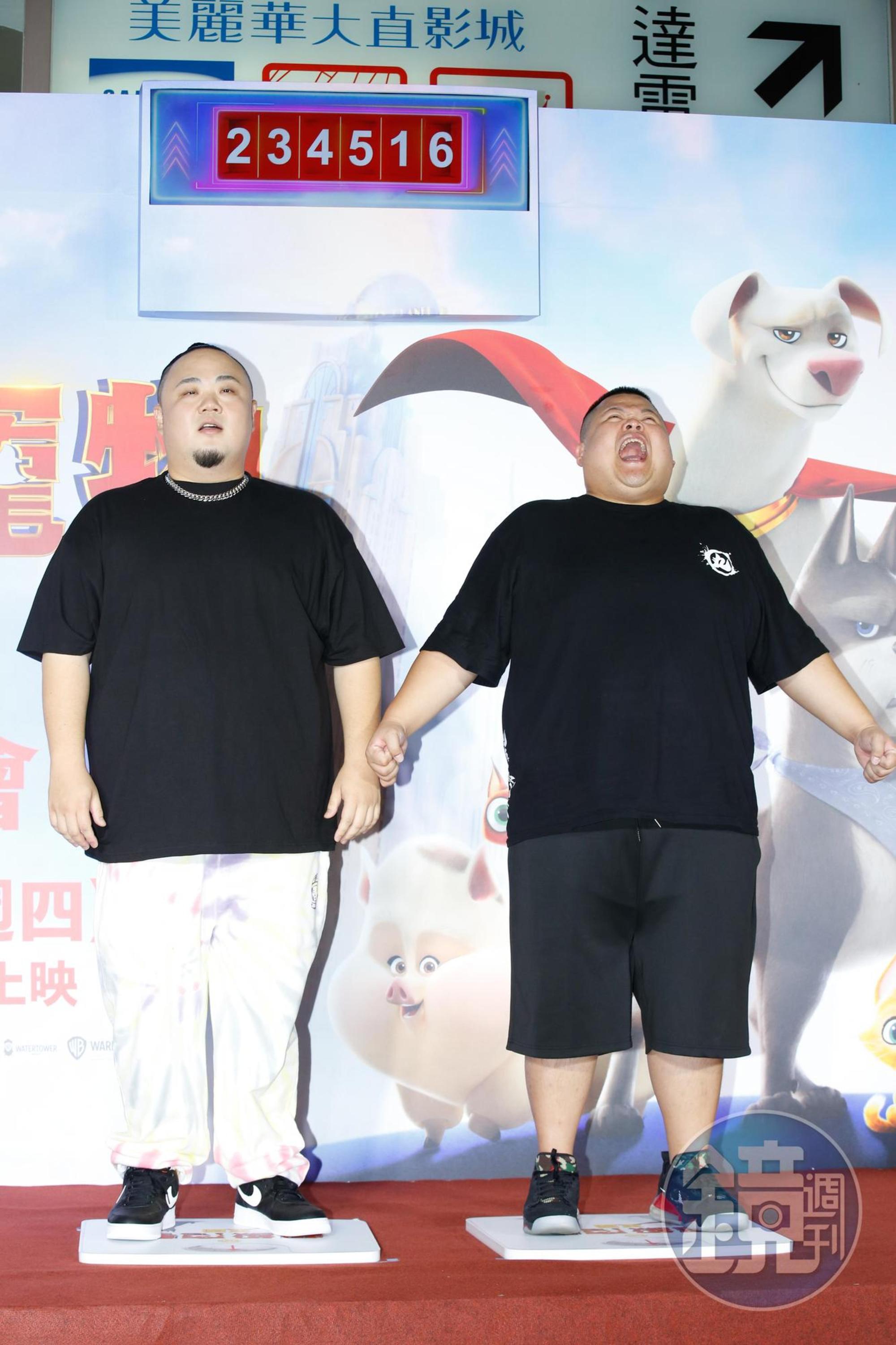 「肥男幫」重量撐爆體重計,變成錢的符號,預祝電影票房大賣。