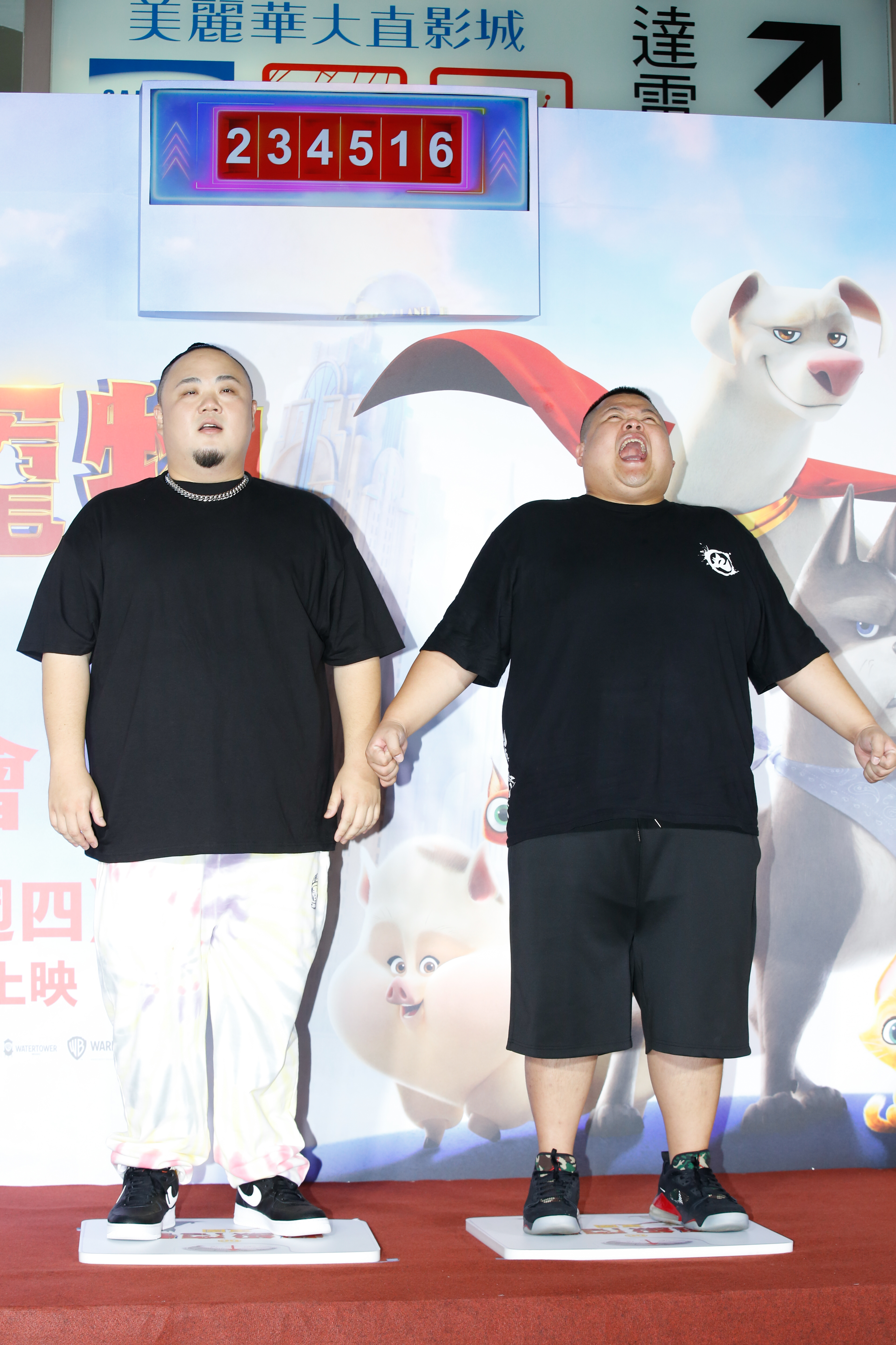「肥男幫」重量撐爆體重計,變成錢的符號,預祝電影票房大賣。