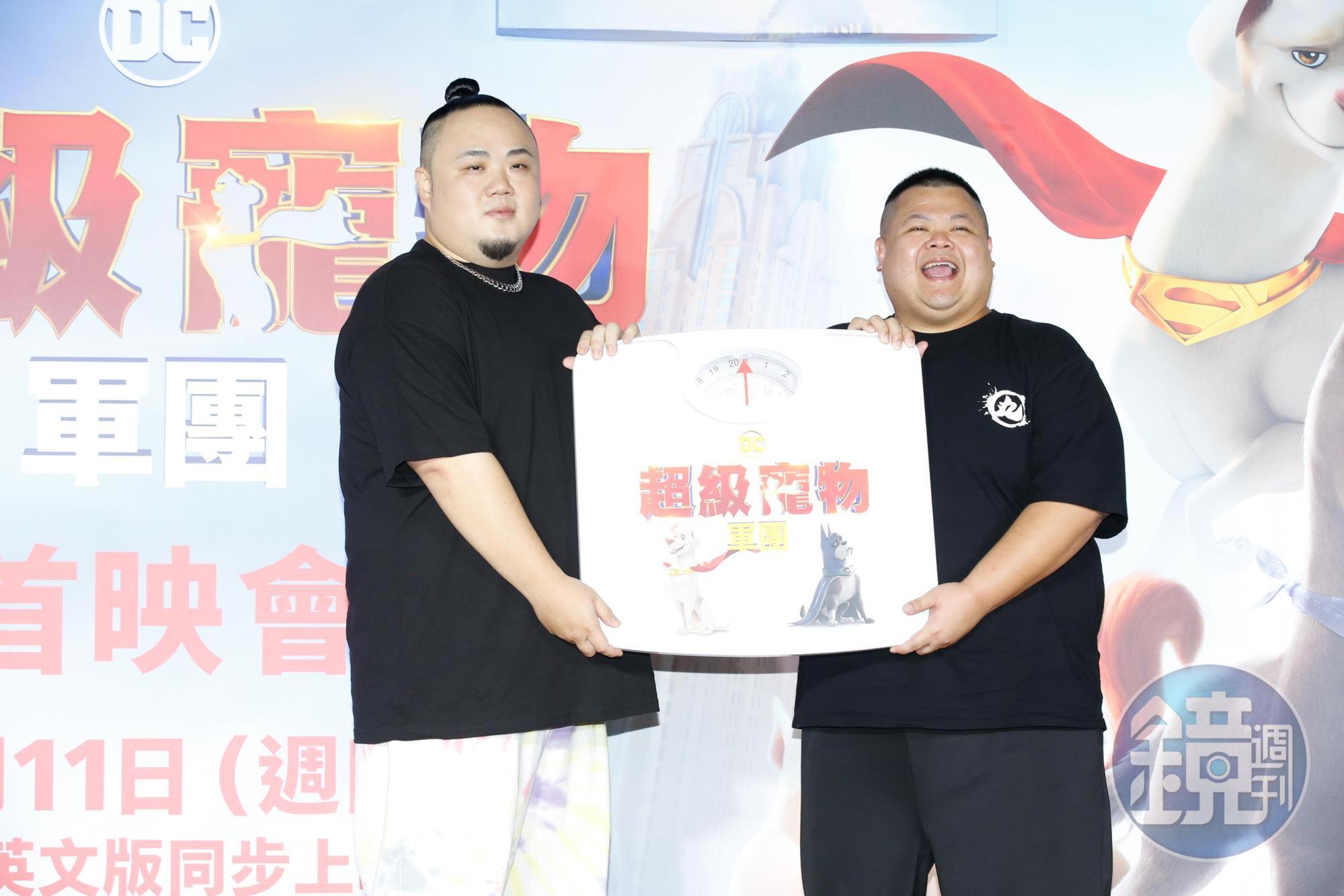 大淵MUTA(左)與大蛇丸(右)一起替動畫配音,也要挑戰一起秤體重。