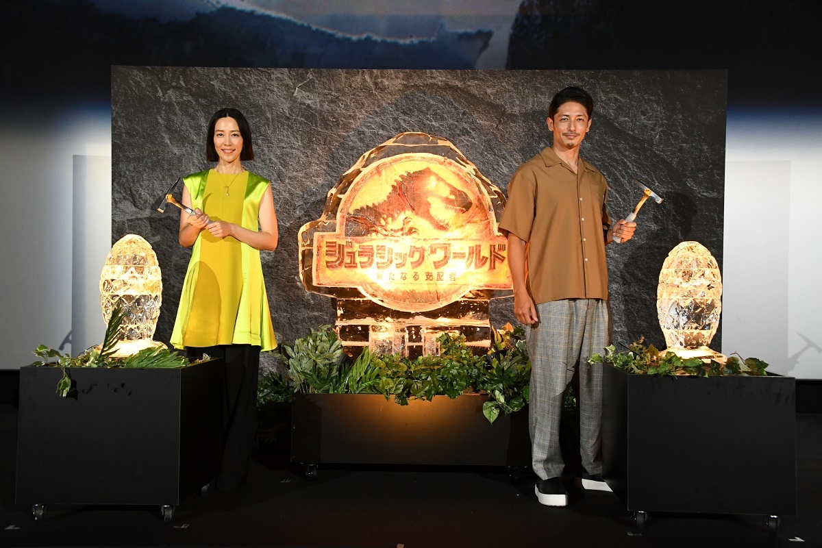 玉木宏（右）與木村佳乃為《侏羅紀世界：統霸天下》日文版獻聲，兩人昨同框為電影宣傳。（翻攝自《侏羅紀世界：統霸天下》Twitter）