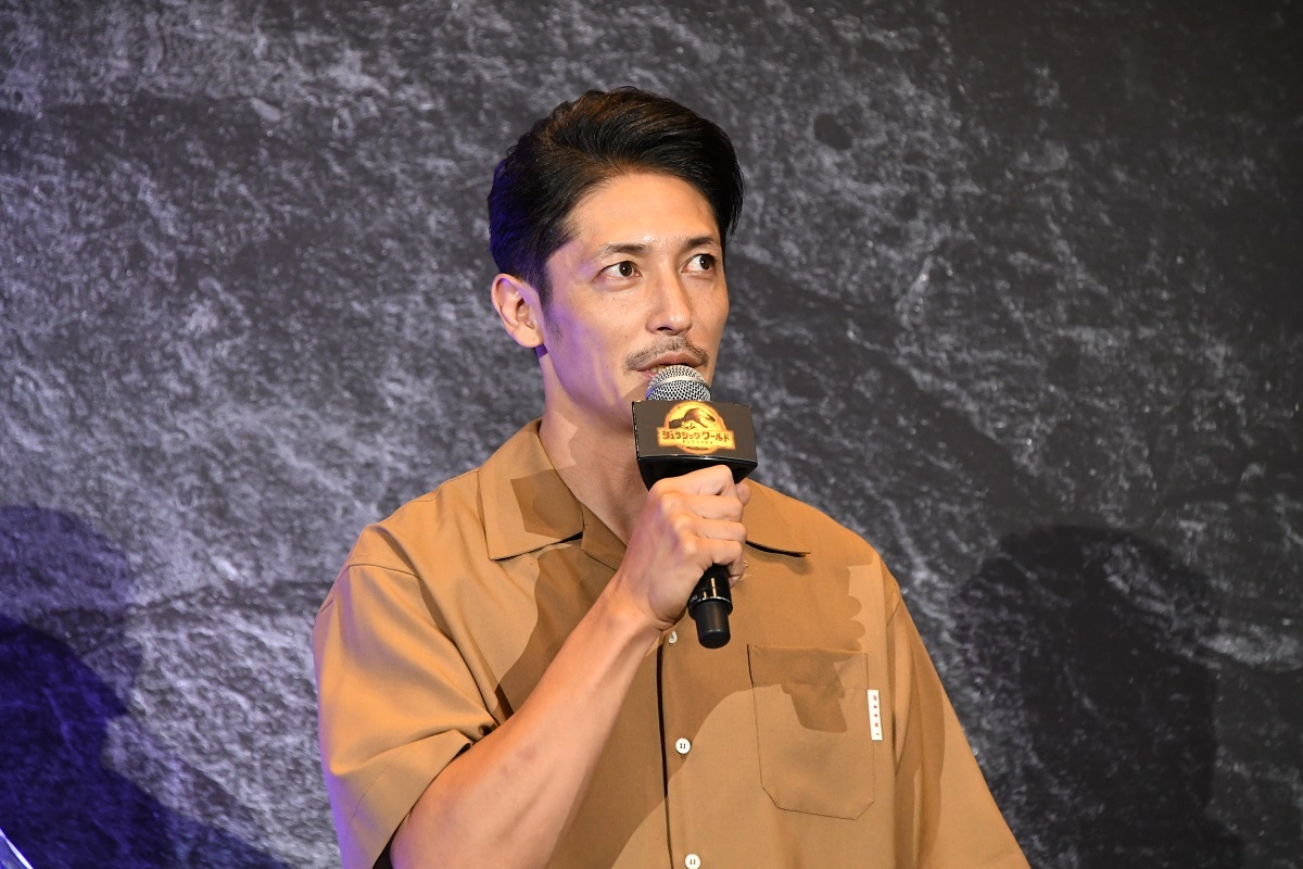 玉木宏昨出席電影《侏羅紀世界：統霸天下》造勢活動，聊到自家後院的大泳池。（翻攝自《侏羅紀世界：統霸天下》Twitter）