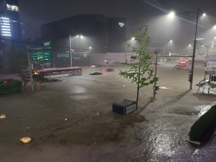 南韓首都圈降下百年一見暴雨,市區大淹水怵目驚心。(翻攝臉書)