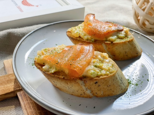 「明太子燻鮭塔帕斯」，將西班牙開胃小食的「Tapas」賦予新意。（Supreme Salmon美威鮭魚提供）