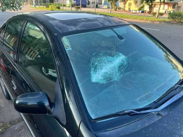 一名男子持棍棒隨機砸毀路上車輛，苦主無奈向警方報案。（翻攝自梧棲串起來臉書）