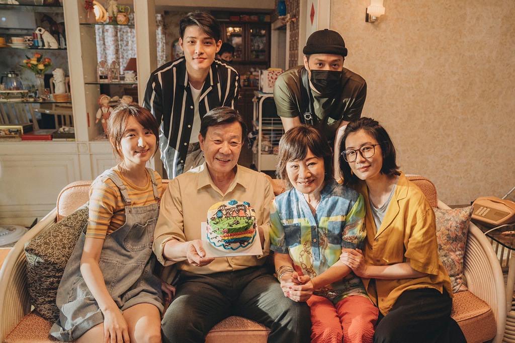 歡慶寇世勳父親節快樂，兒子寇家瑞與比莉兒子周湯豪驚喜探班。（Netflix提供）