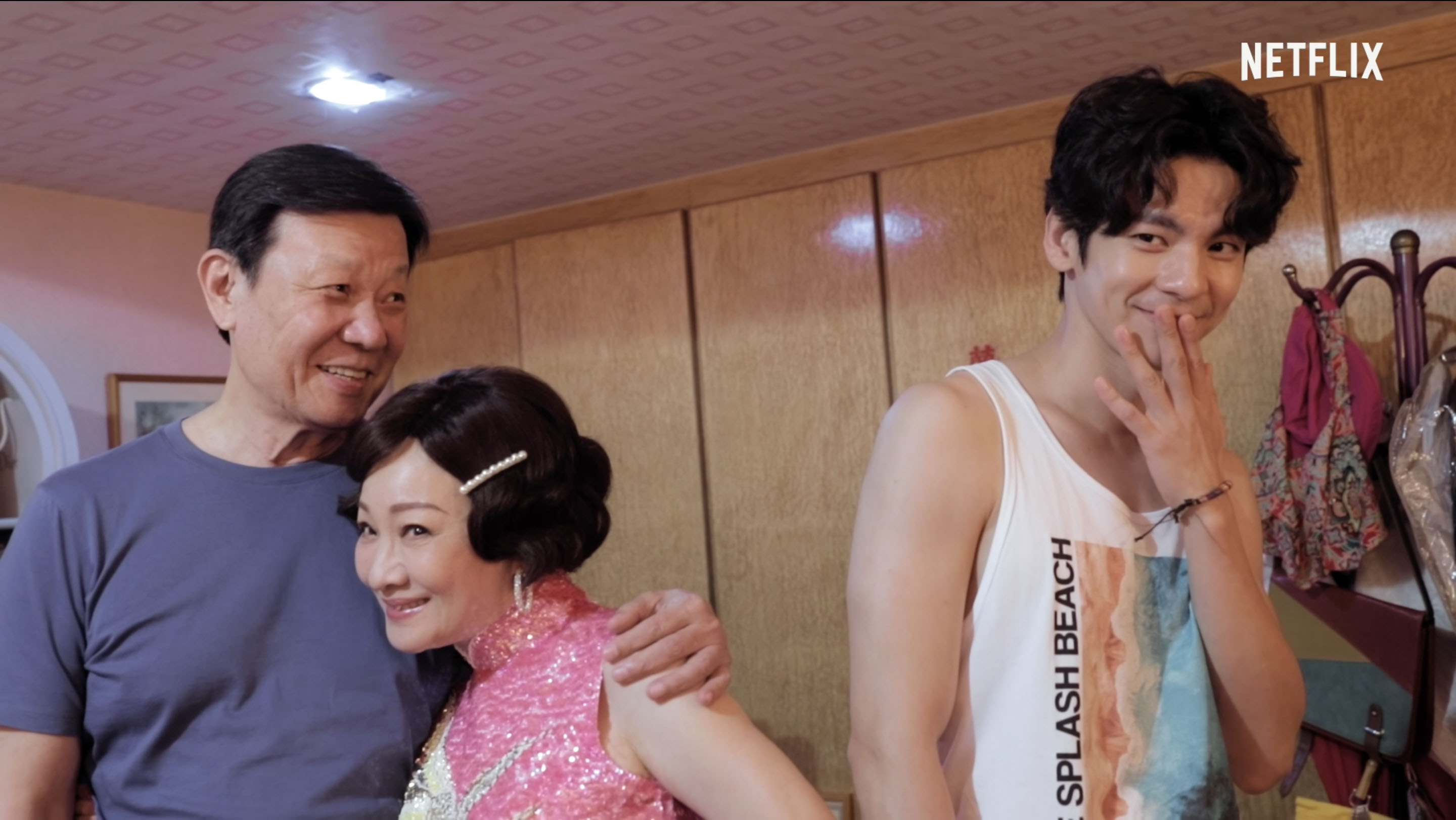 林柏宏成小王，比莉倒在寇世勳懷中還緊牽林柏宏手。（Netflix提供）