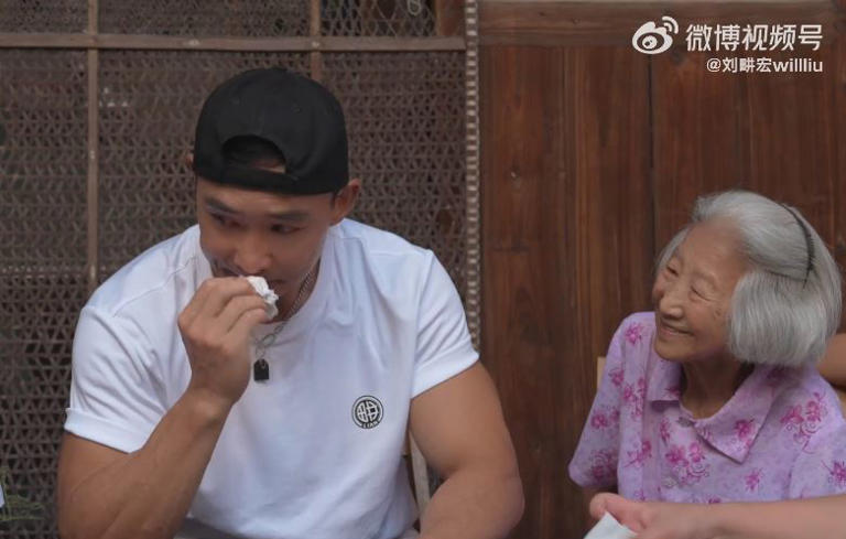 劉畊宏一聽到年邁親友說話口音更當場落淚，忍不住想起自己過世的外公。（翻攝自微博）