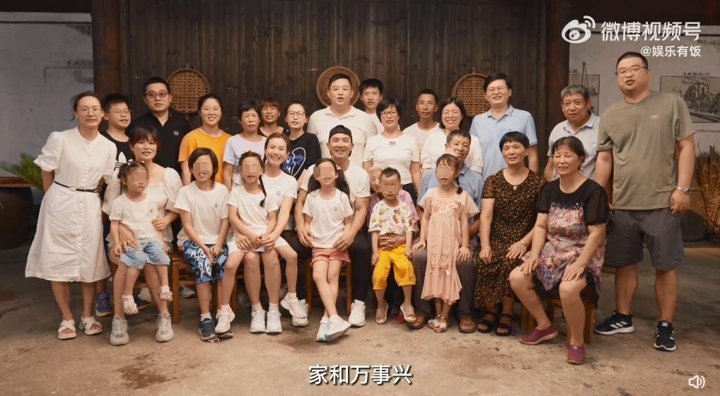 劉畊宏與親戚見面後，最後大合照還喊出「家和萬事興」。（翻攝自微博）