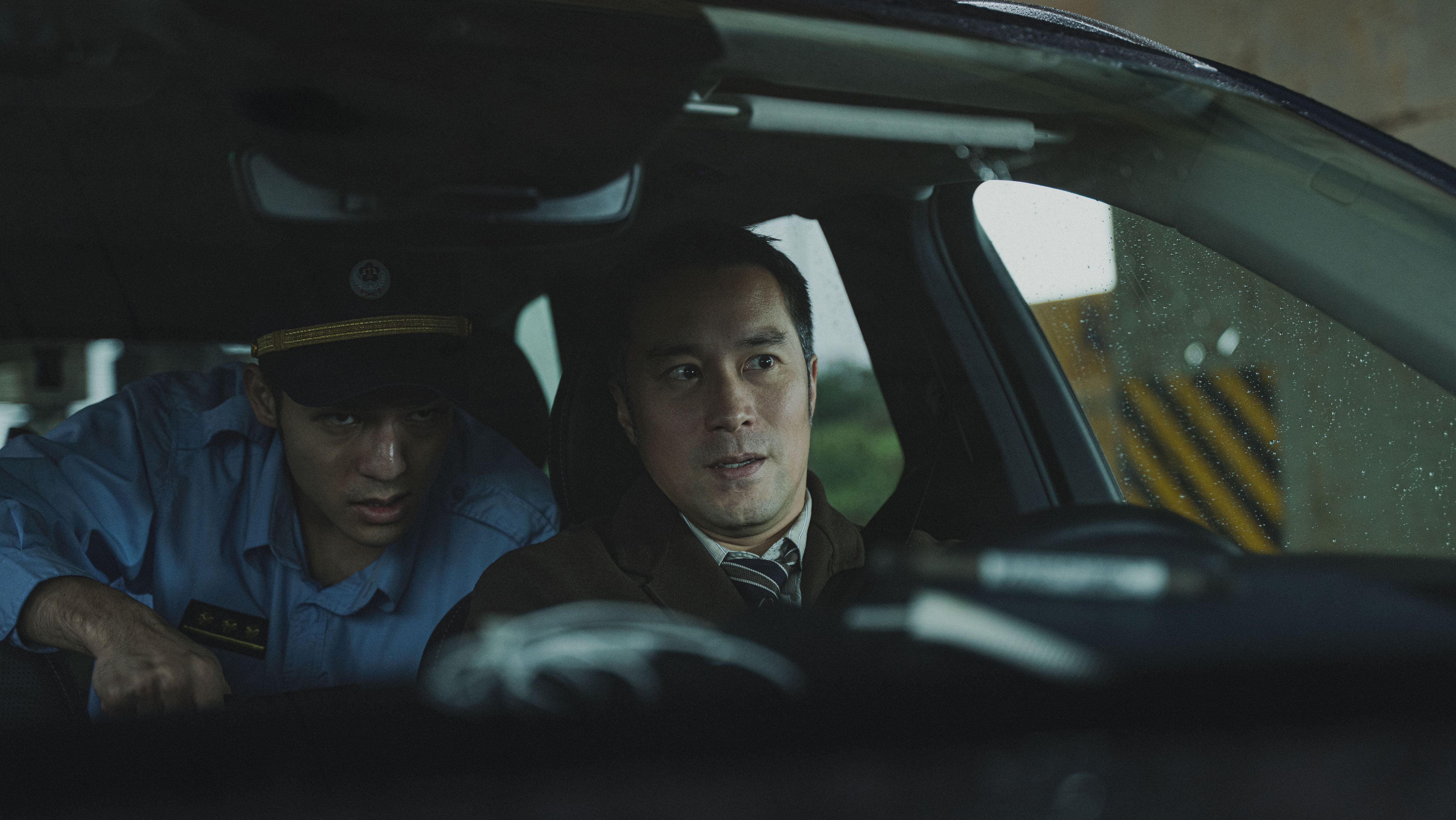陳昊森在片中挾持張孝全逃亡，兩人都有迥異於過往的形象及演出。（威視提供）