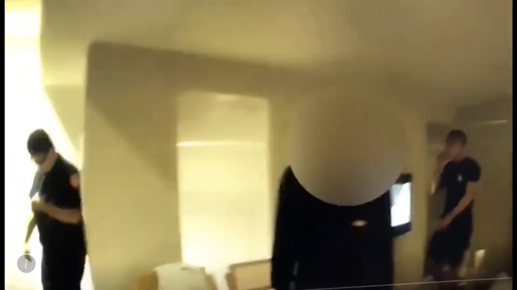 警方到場控制負責看管被害人的4名男子。（翻攝畫面）