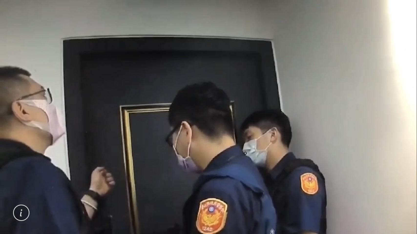警方到囚禁地點破門救人。(翻攝畫面)
