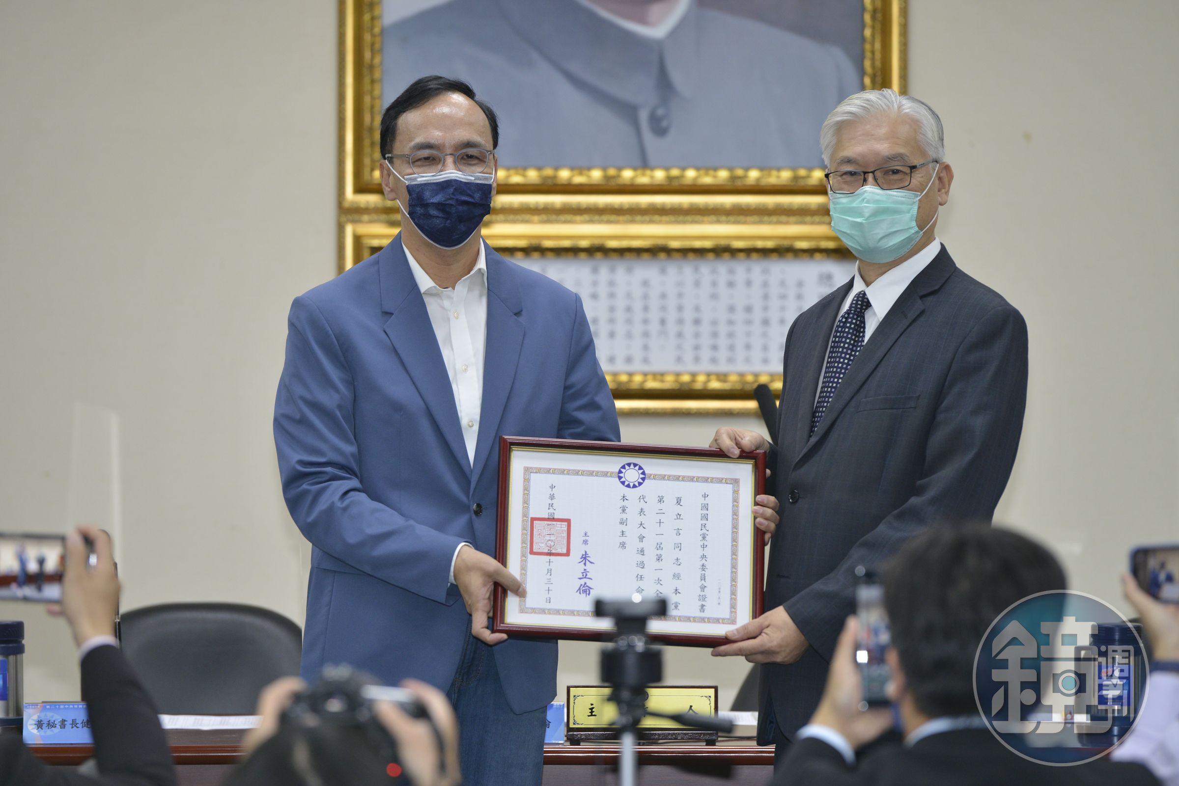 國民黨副主席夏立言（右）訪問中國引發黨內外批評，主席朱立倫（左）則力挺對話交流。（本刊資料照）