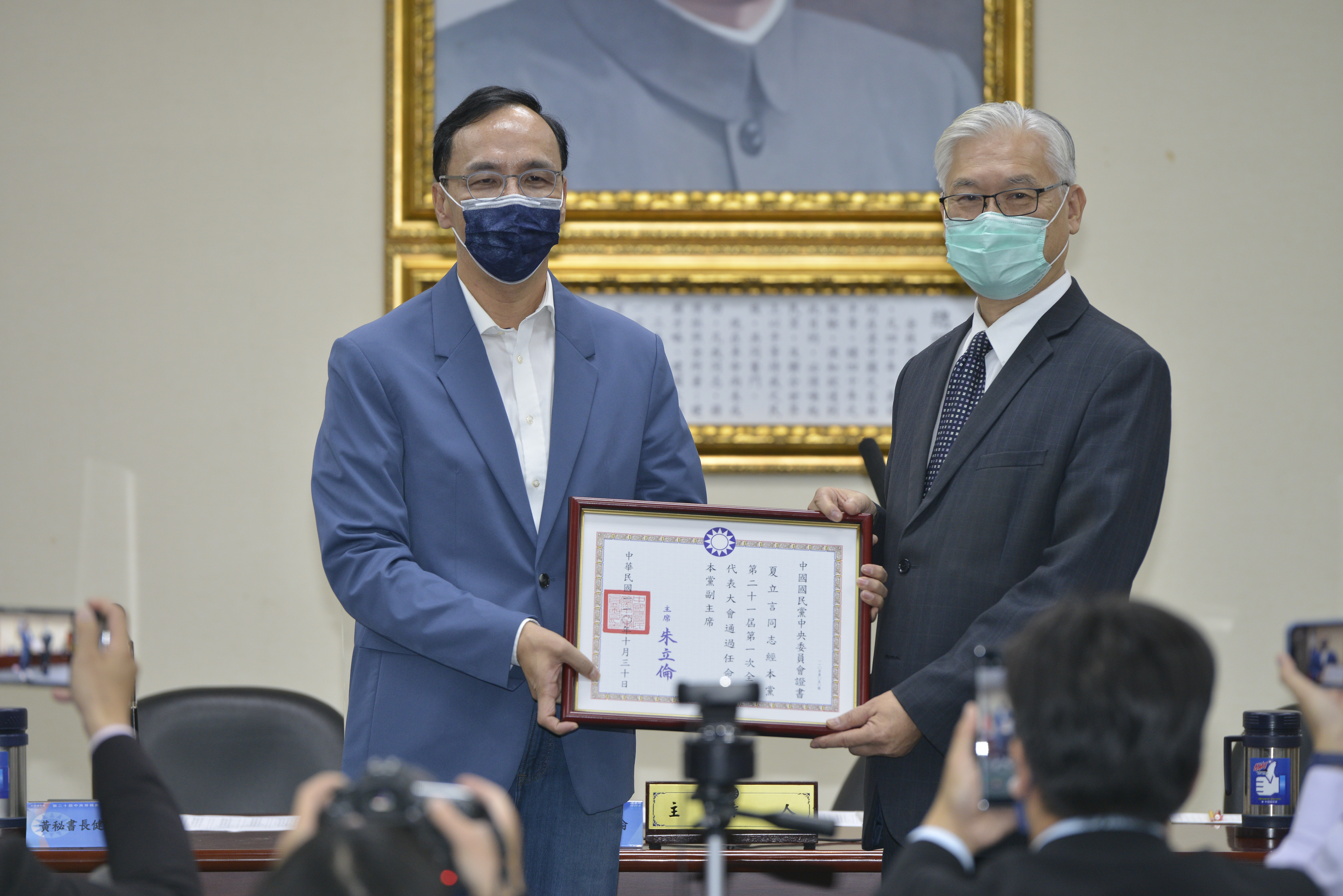 國民黨副主席夏立言（右）訪問中國引發黨內外批評，主席朱立倫（左）則力挺對話交流。（本刊資料照）