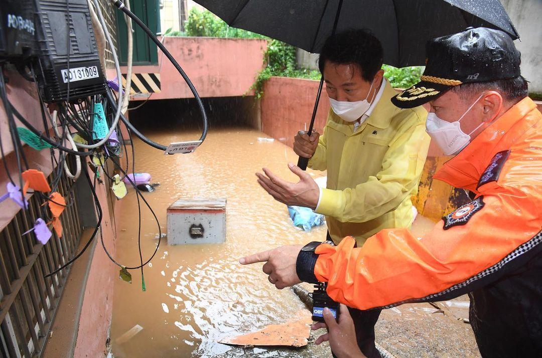 此次暴雨造成不少住半地下房的居民受害，因此首爾市政府擬根除半地下房做為住宅用途。（翻攝自首爾市長吳世勳Instagram）
