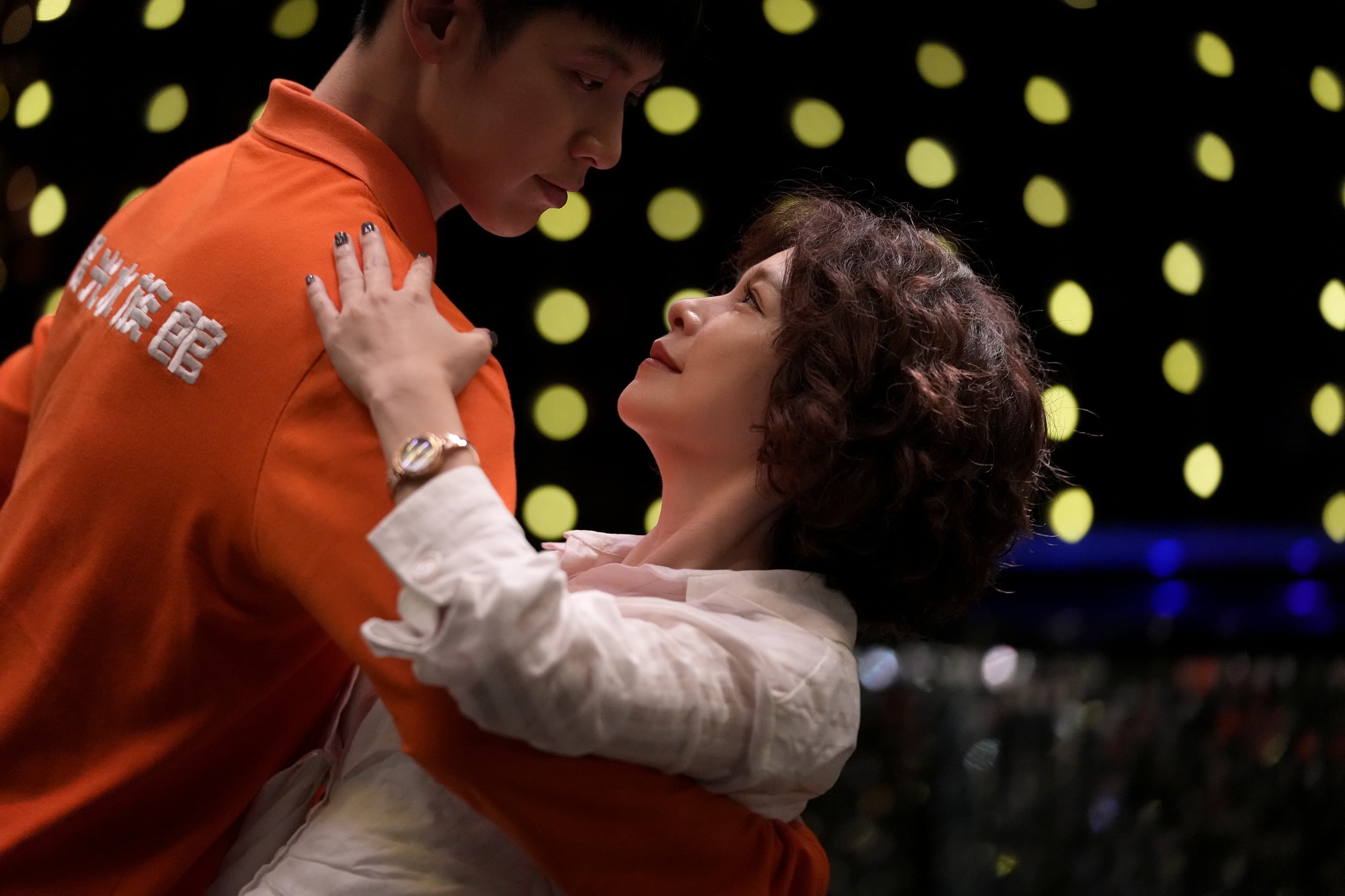 徐若瑄與柯震東在旅館密會，飾演柯震東媽媽的于子育不滿兒子和姐姐在一起，暴怒破門嗆聲。（甲上）