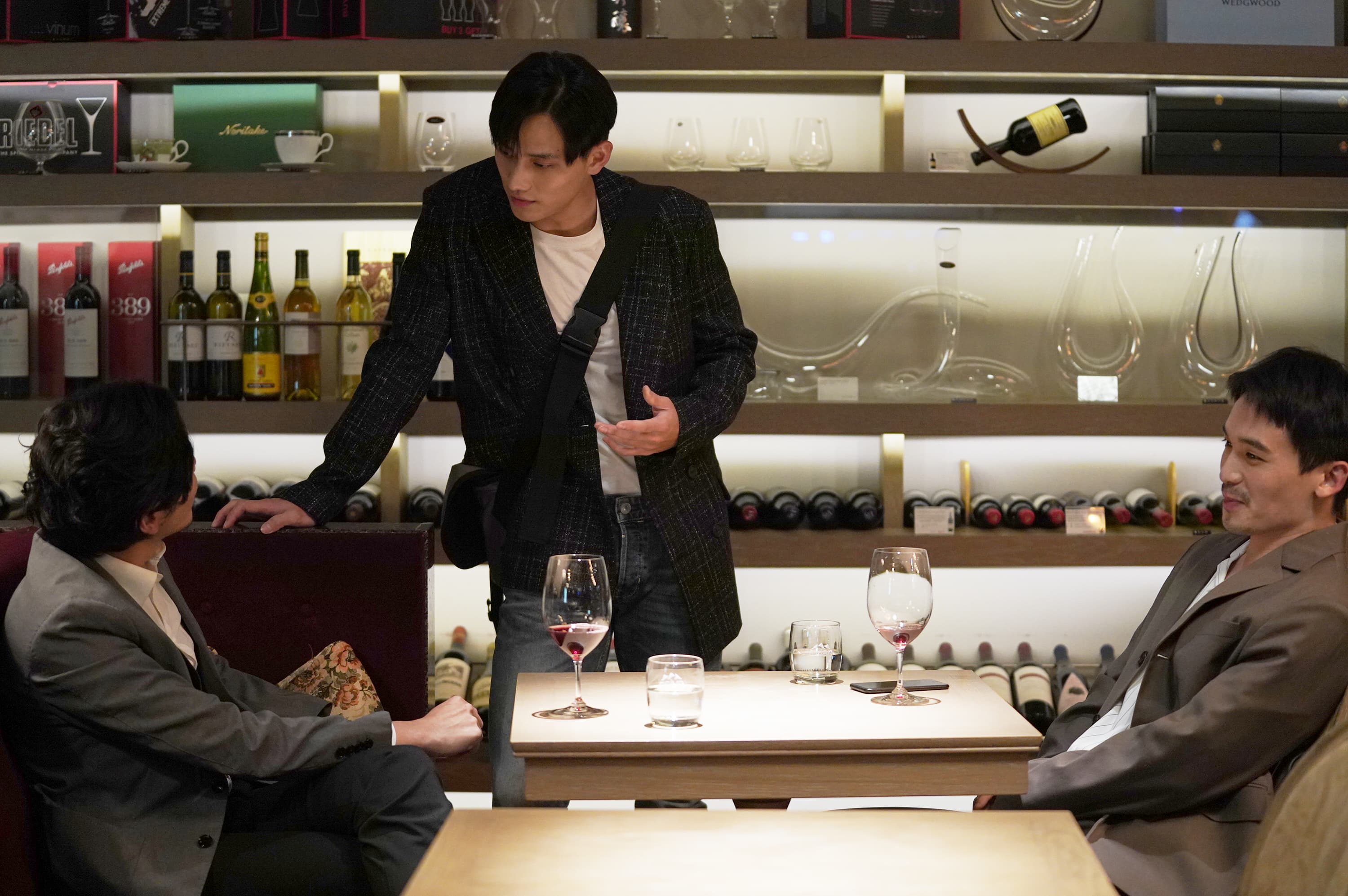 要范少勳對著徐若瑄喊媽,他自己也很難投入,片中他渴望事業一飛衝天,以得到母親關注。(甲上)