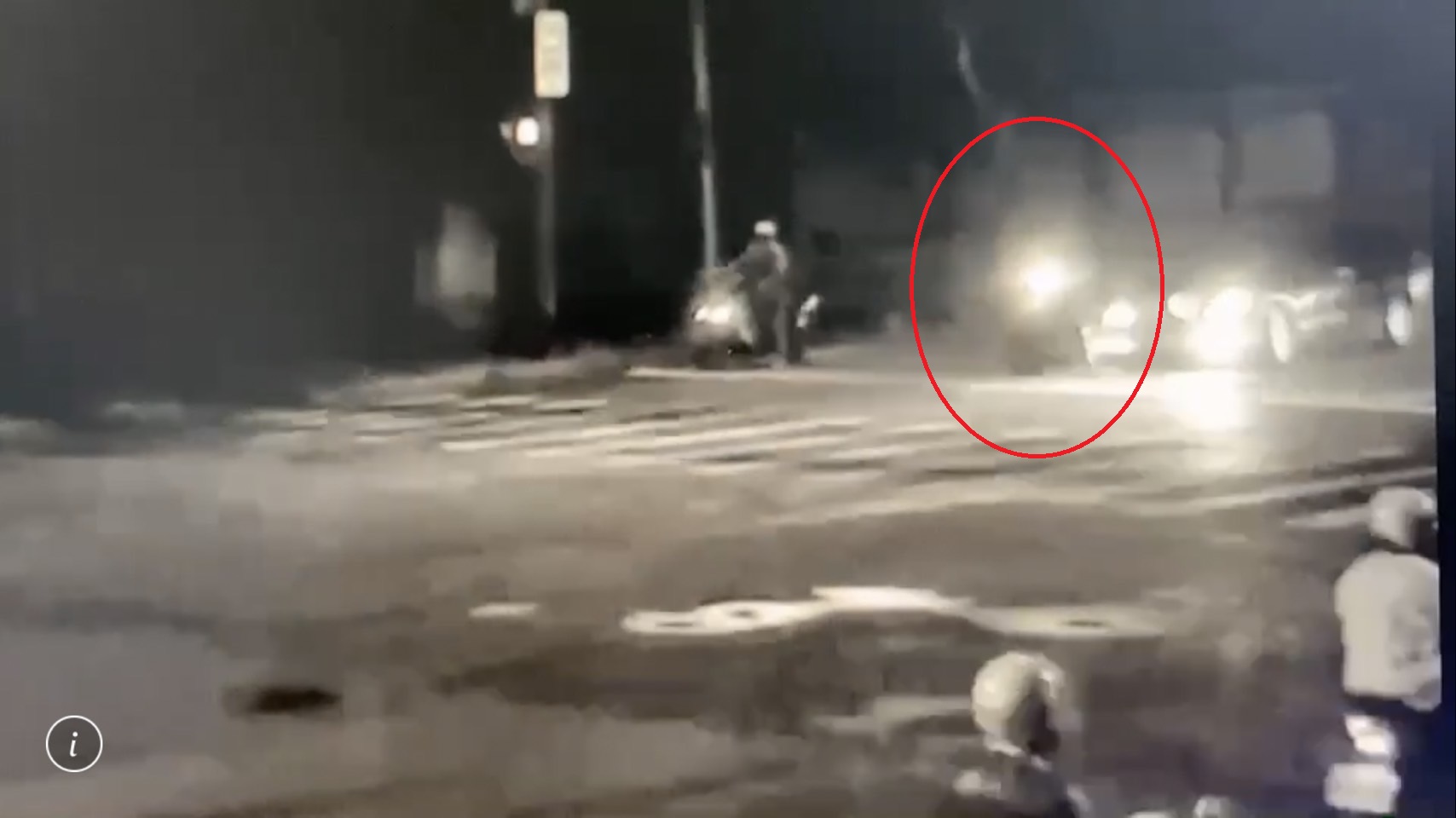 酒駕吳男遇紅燈煞車不及，撞上前方機車騎士。（翻攝畫面）