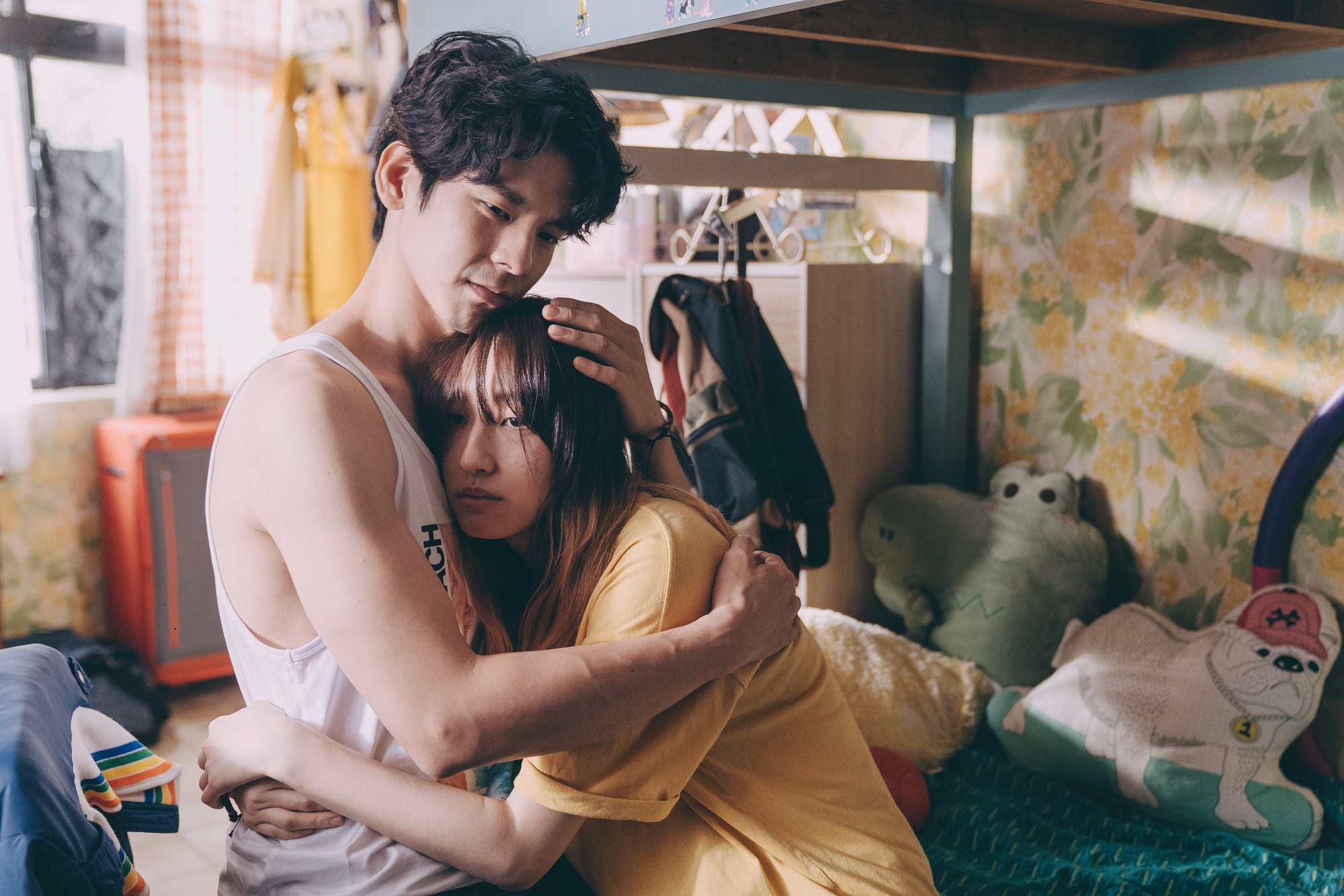 柯佳嬿（右）飾演原著作者陳名珉的妹妹，妹妹的前男友則找來林柏宏（左）扮演，引起本尊質疑。（Netflix提供）