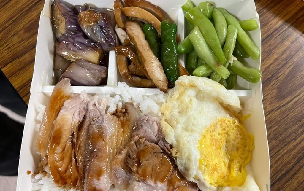 一盒要價225元的自助餐便當，引起網友熱議。（翻攝臉書「爆廢公社公開版」）